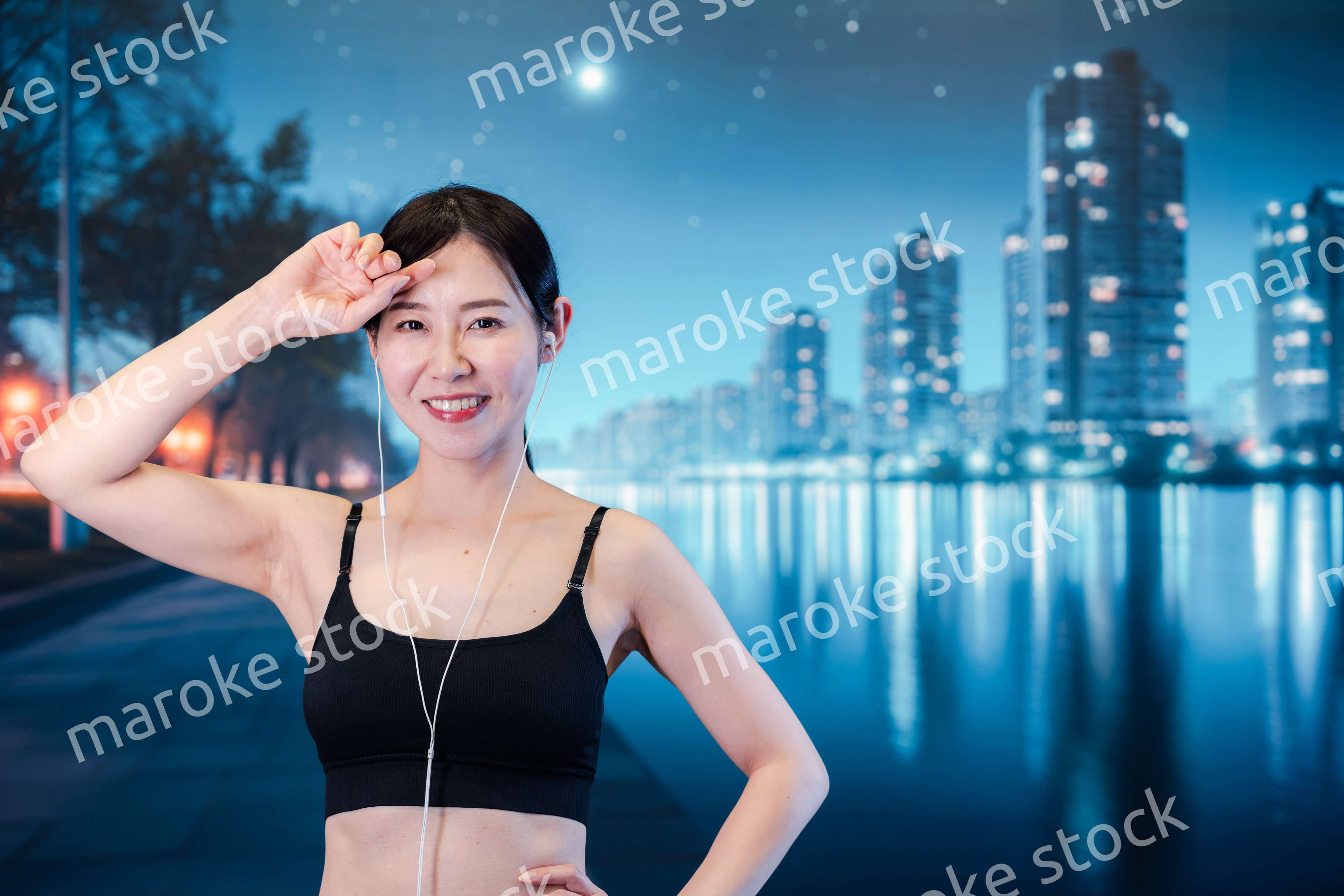 音楽を聴きながら夜に運動をする女性