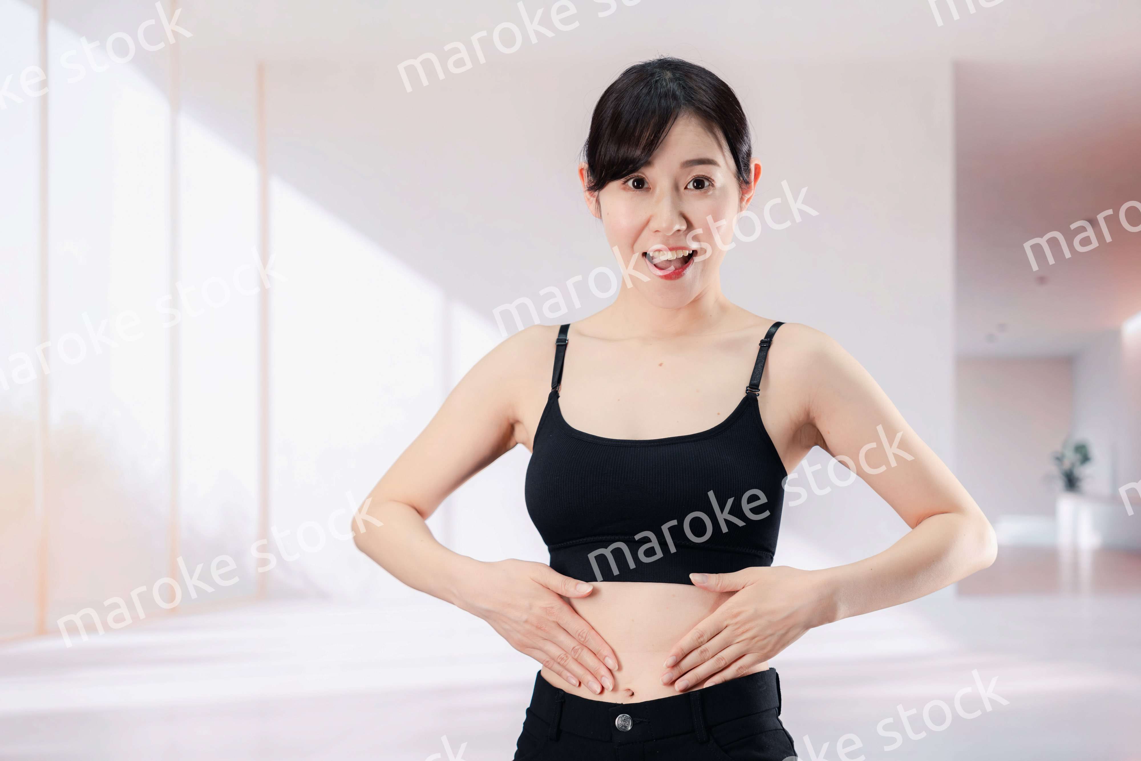 ダイエットの効果を実感して喜ぶ若い女性