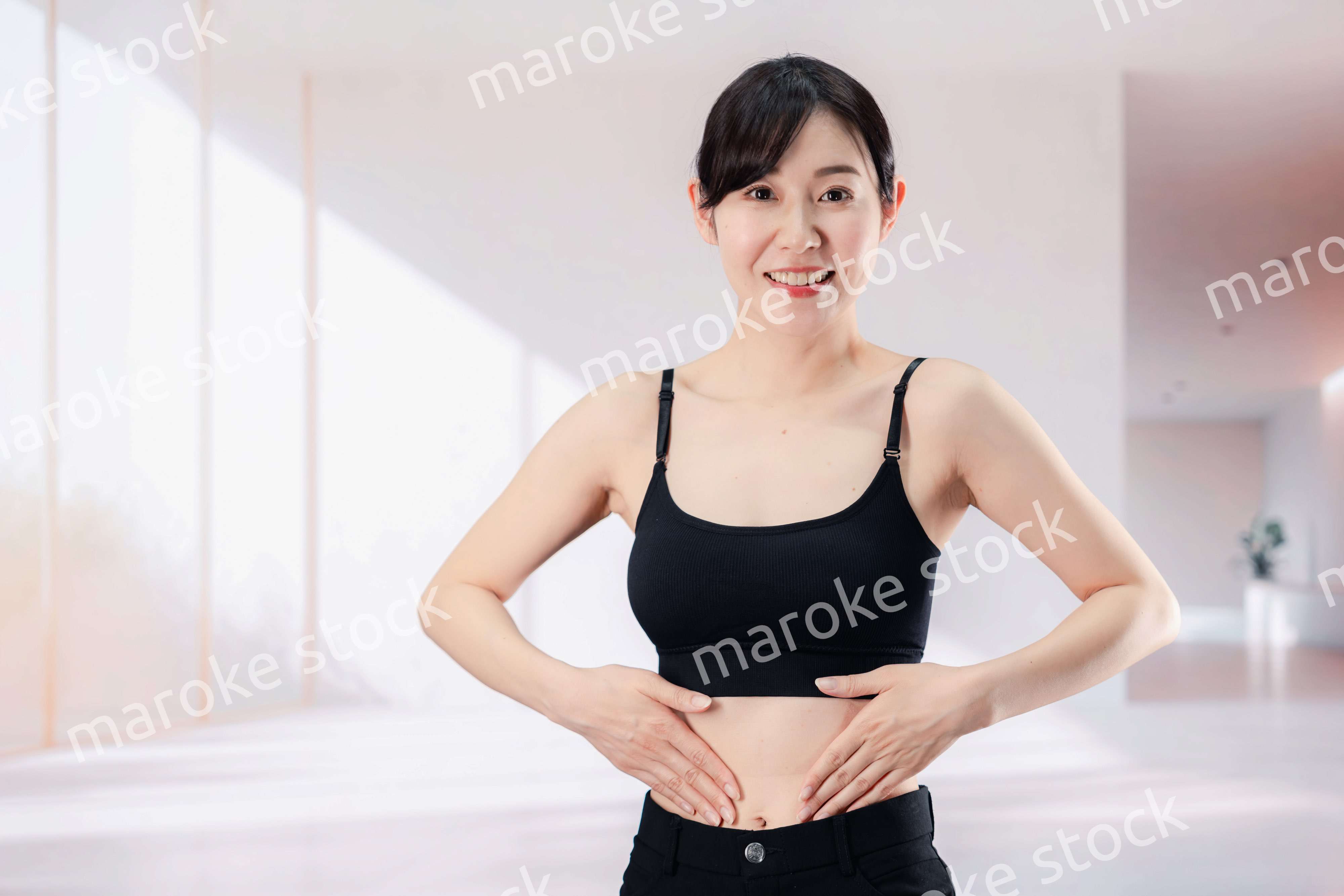 ダイエットの効果を実感して喜ぶ若い女性