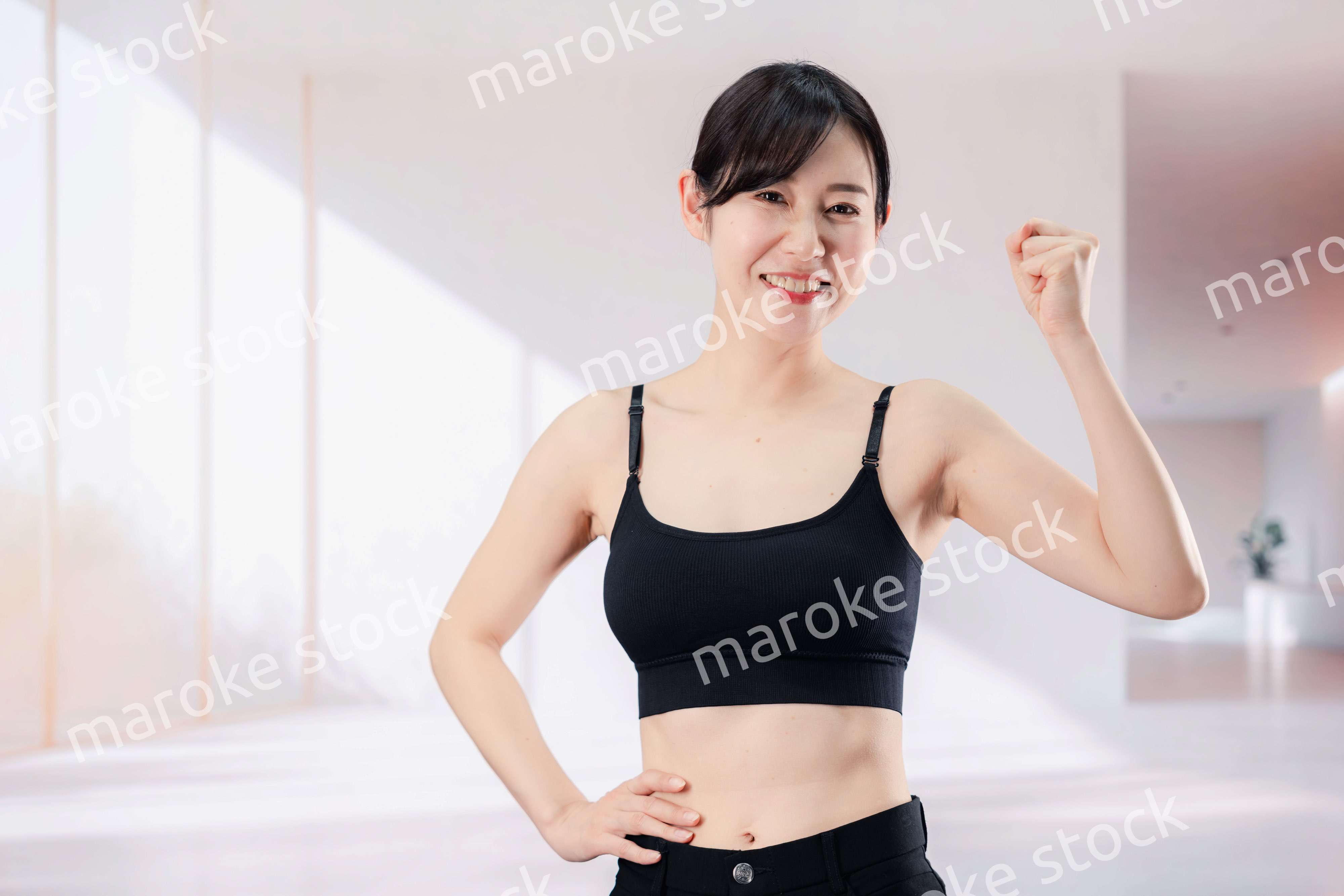 ダイエットの効果を実感して喜ぶ若い女性