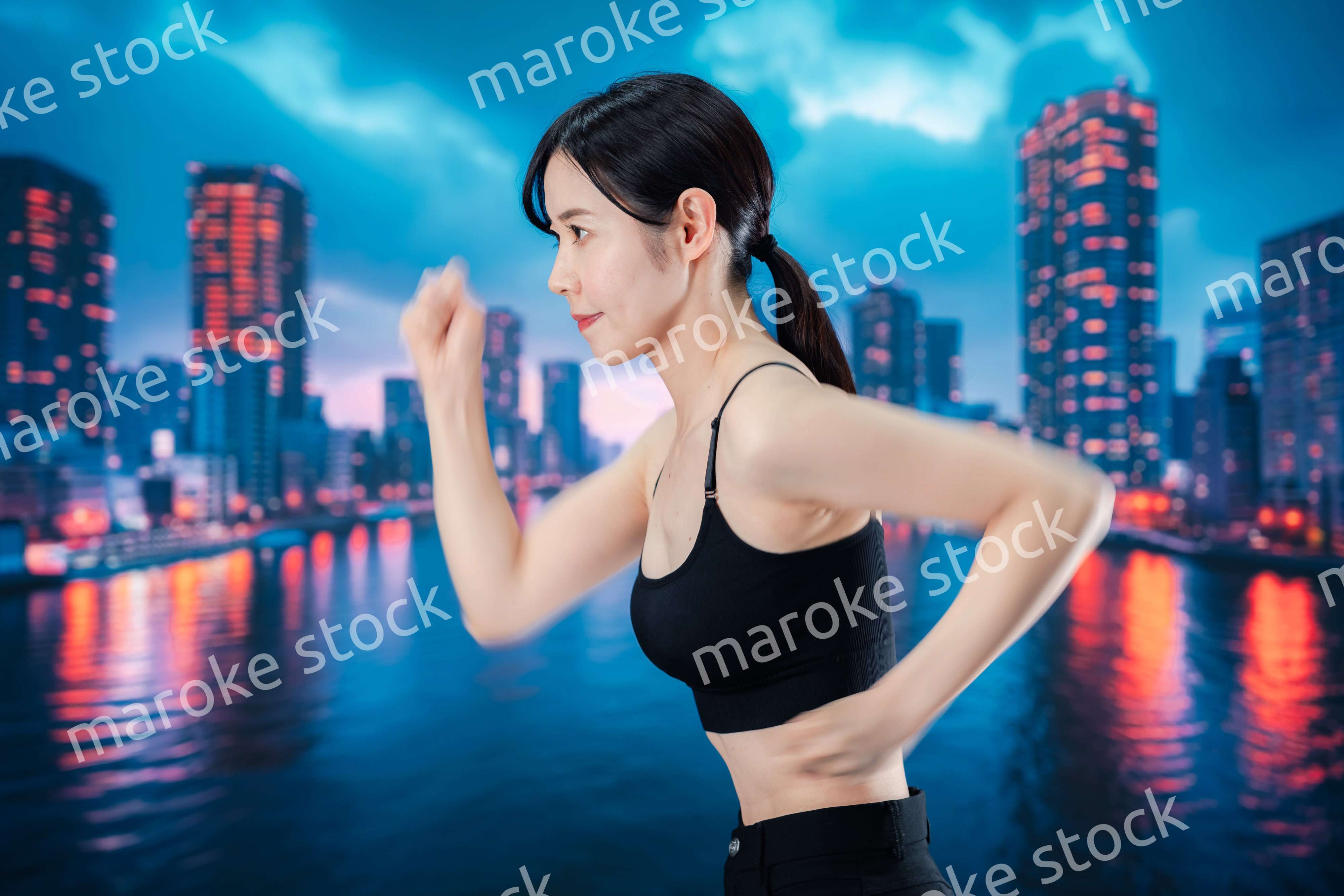 体力維持のために夜にランニングをする女性