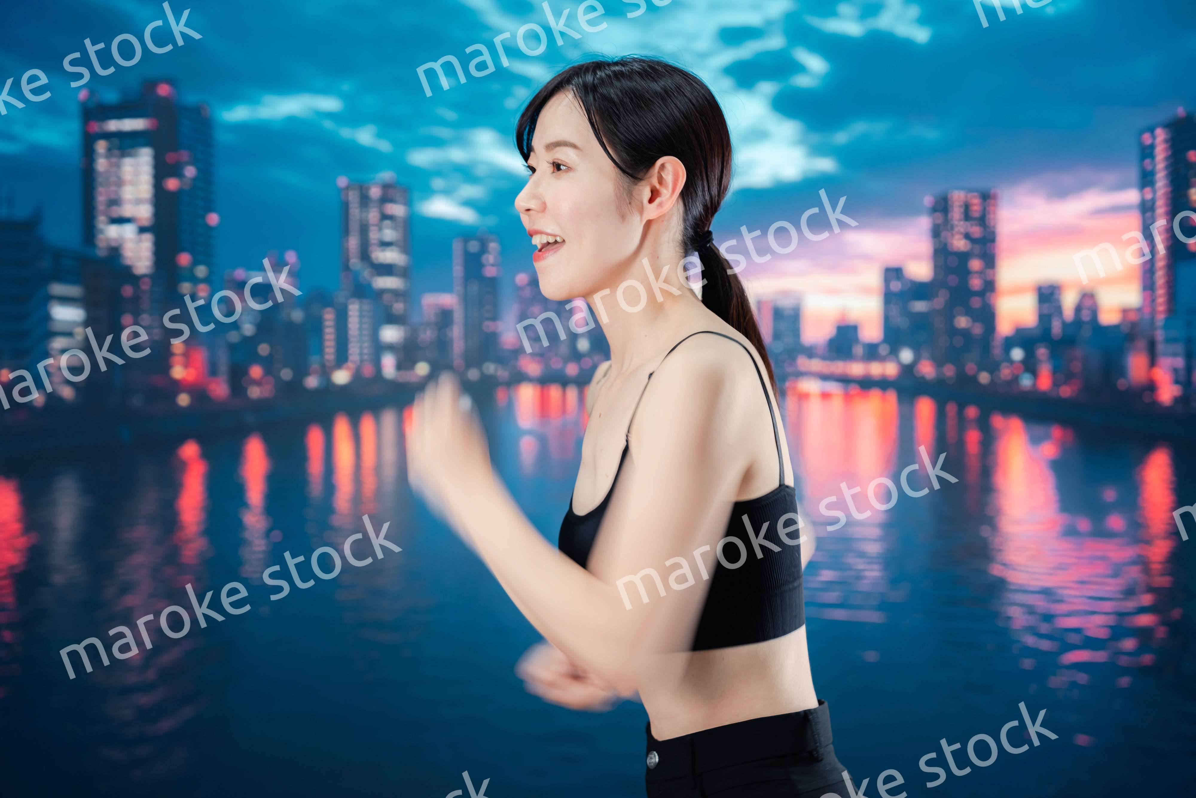 体力維持のために夜にランニングをする女性