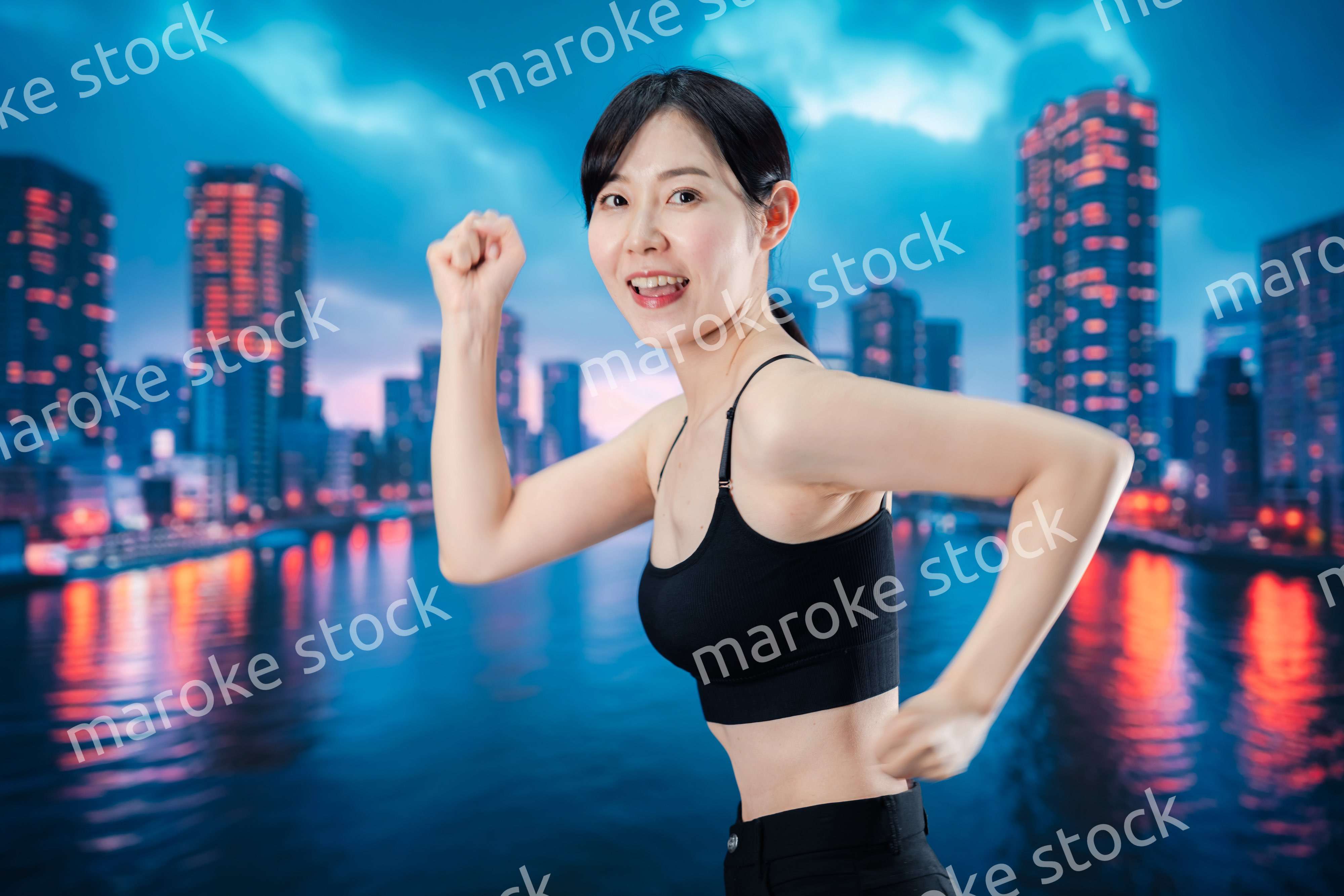 体力維持のために夜にランニングをする女性