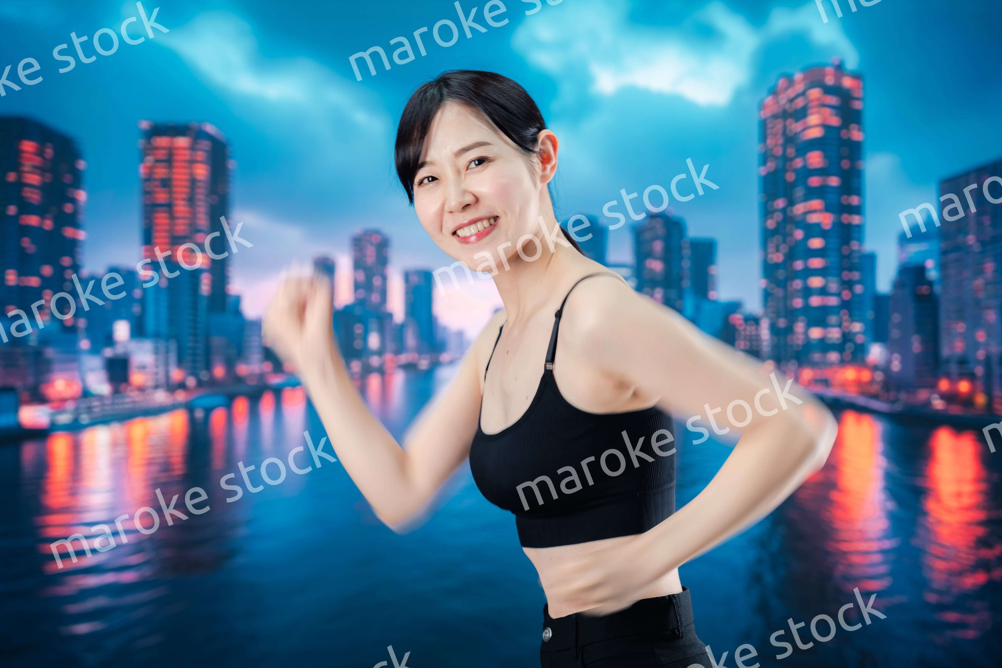 体力維持のために夜にランニングをする女性