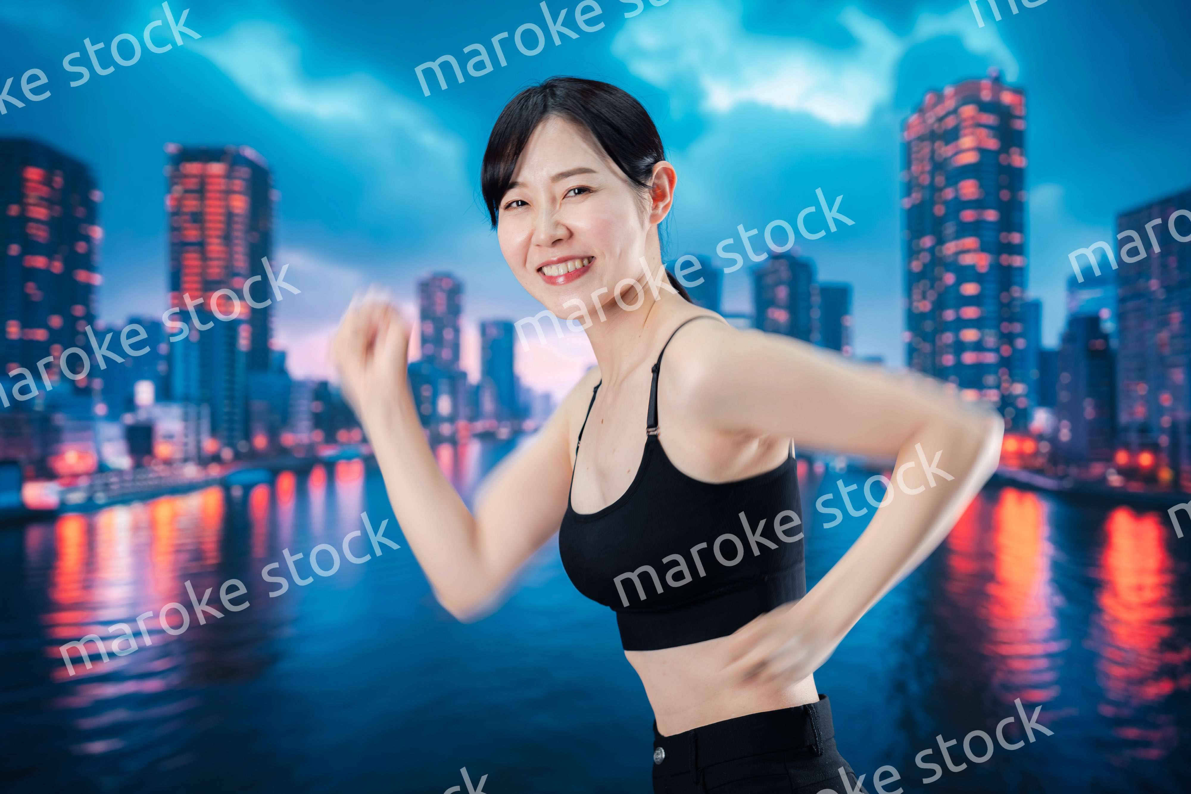 体力維持のために夜にランニングをする女性