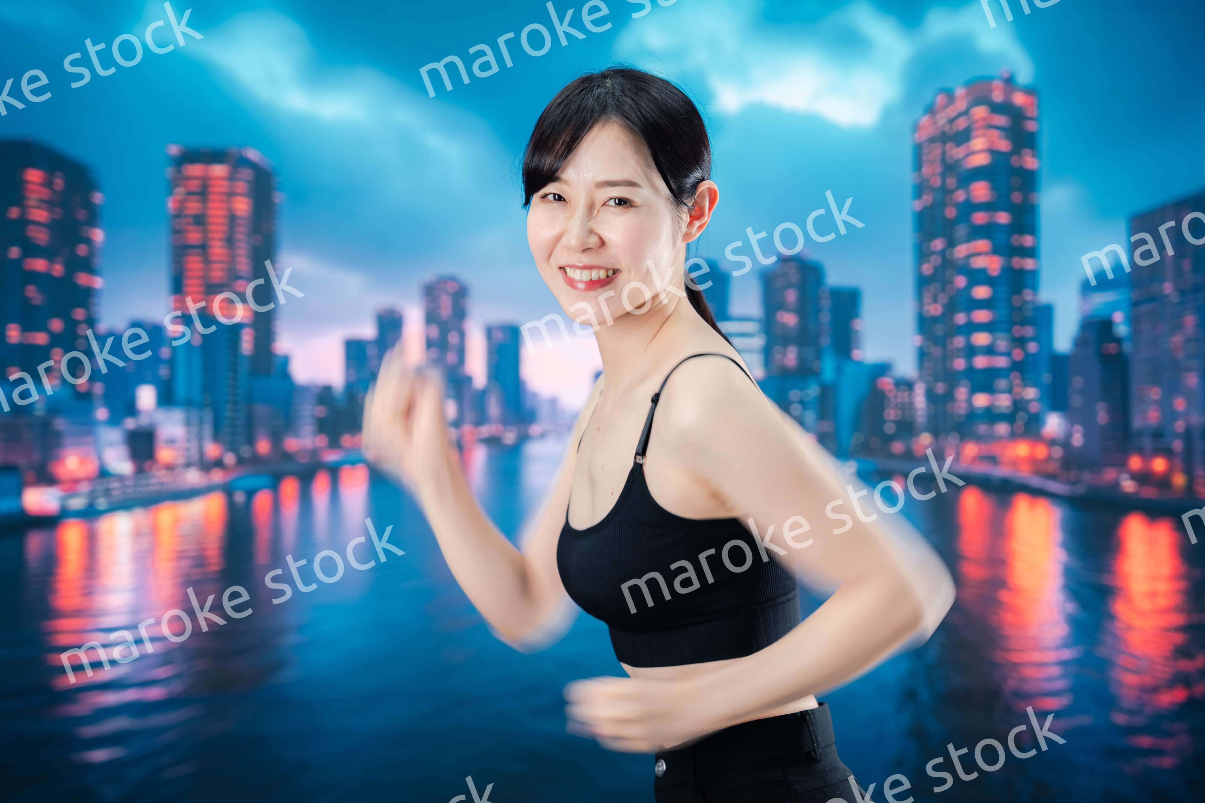 体力維持のために夜にランニングをする女性