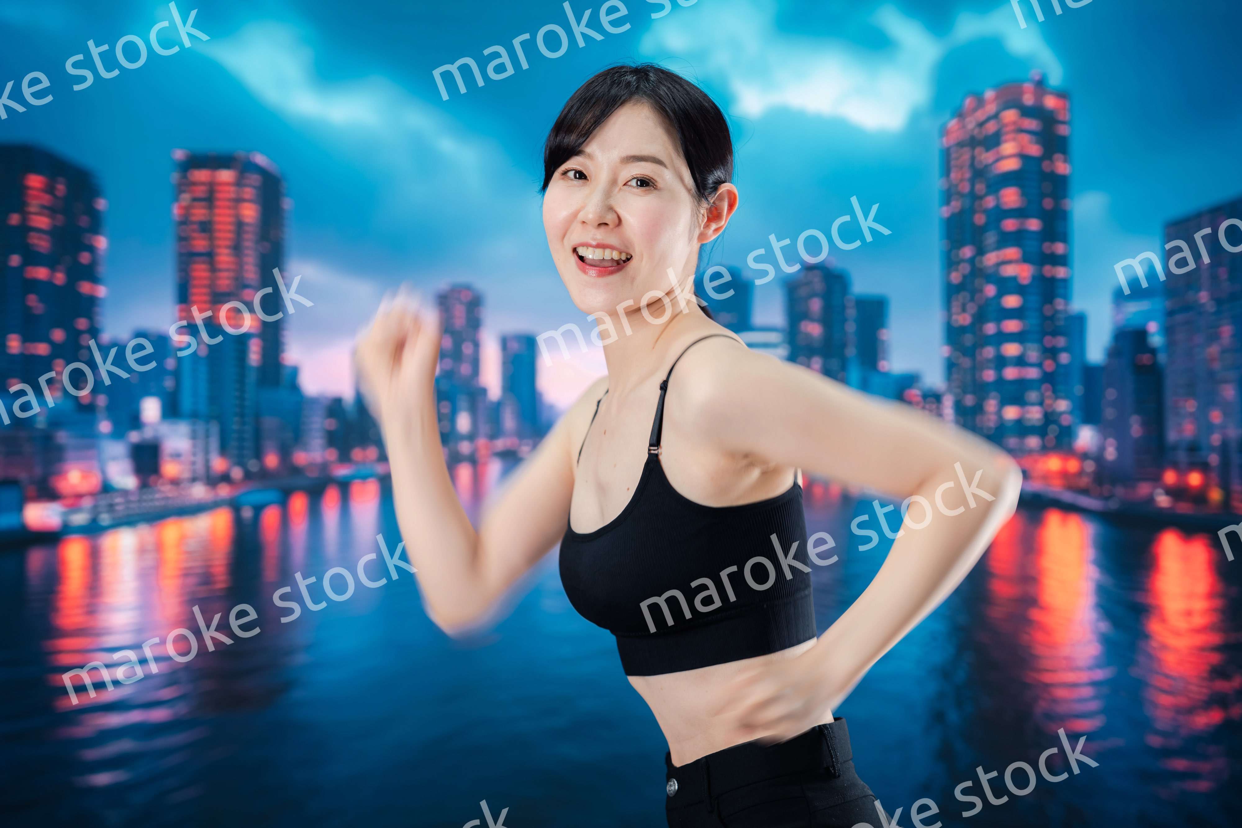 体力維持のために夜にランニングをする女性