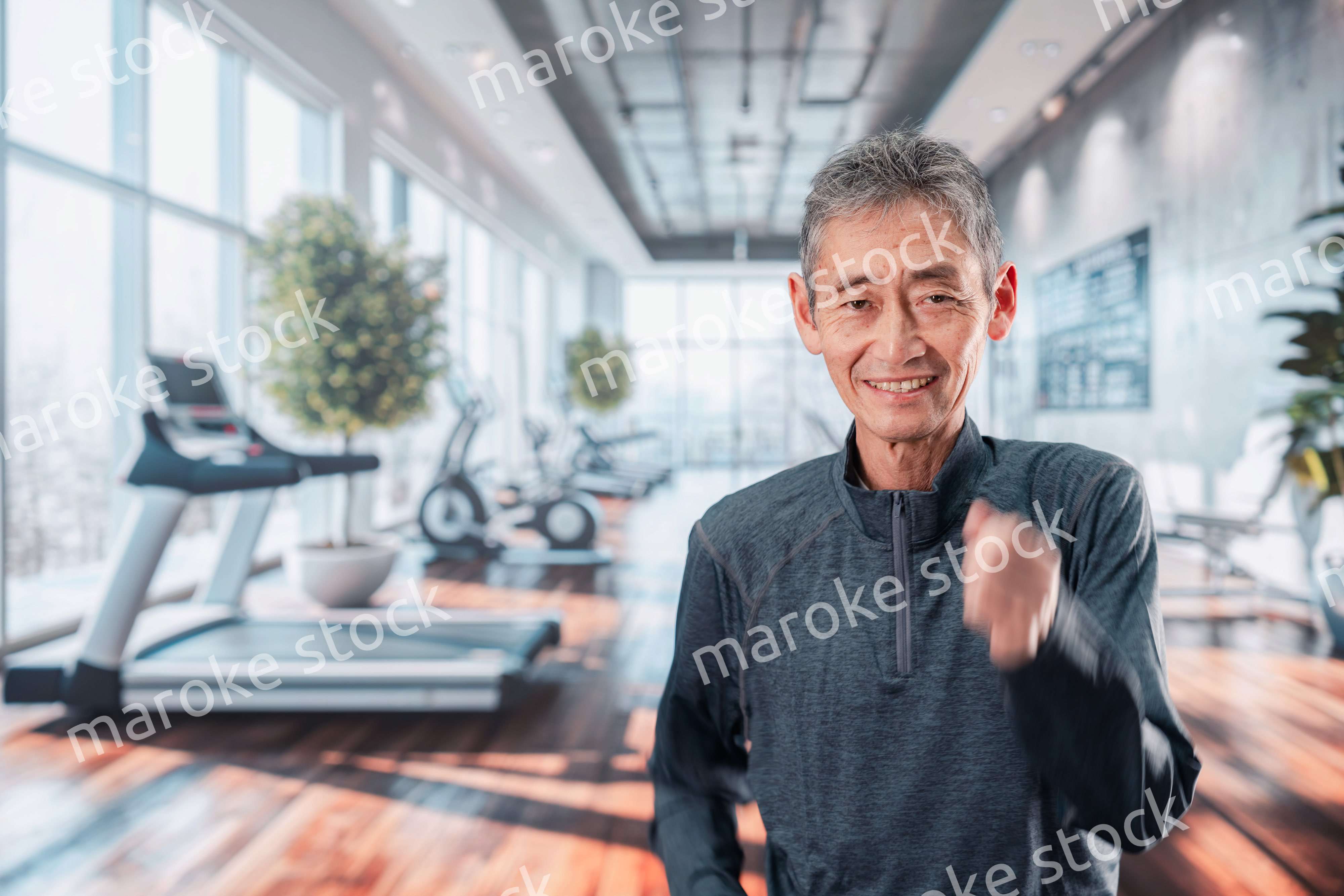 スポーツジムで運動をするシニアの男性