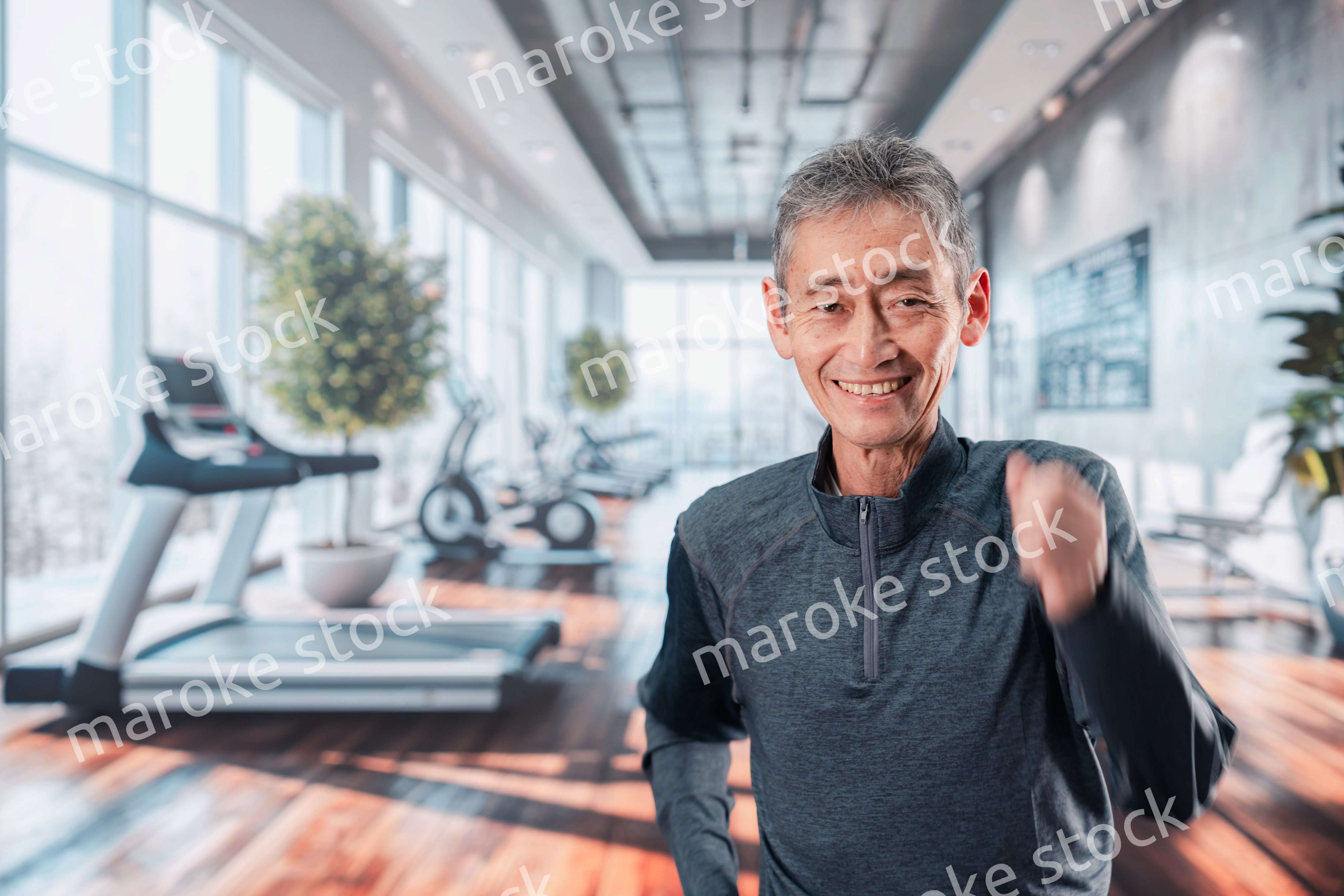 スポーツジムで運動をするシニアの男性