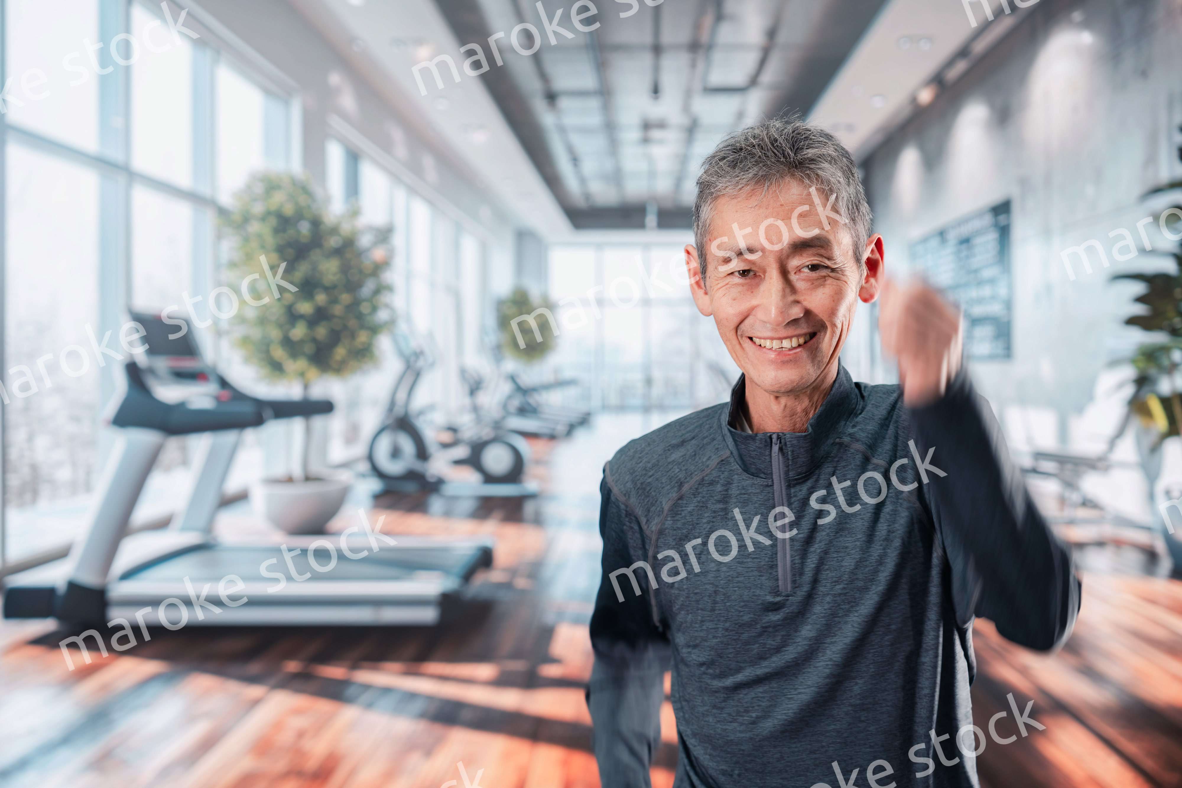 スポーツジムで運動をするシニアの男性