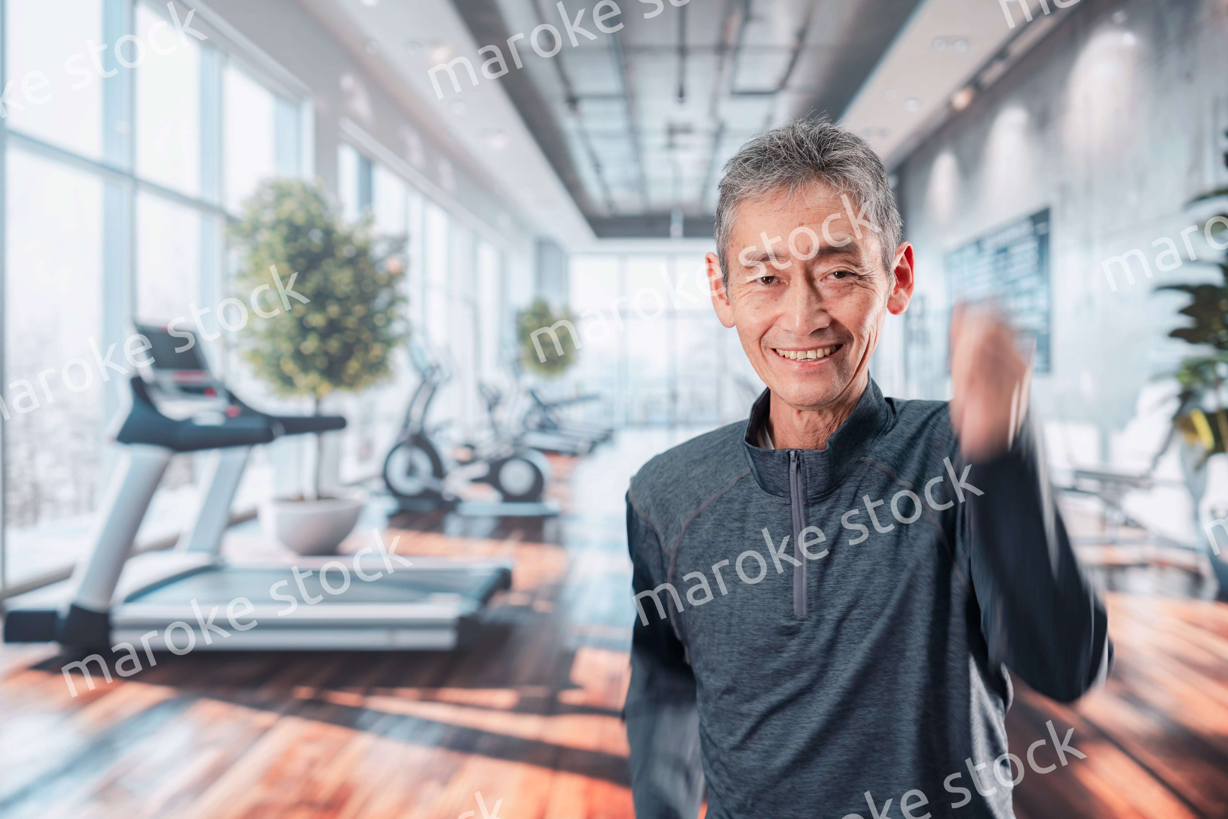 スポーツジムで運動をするシニアの男性