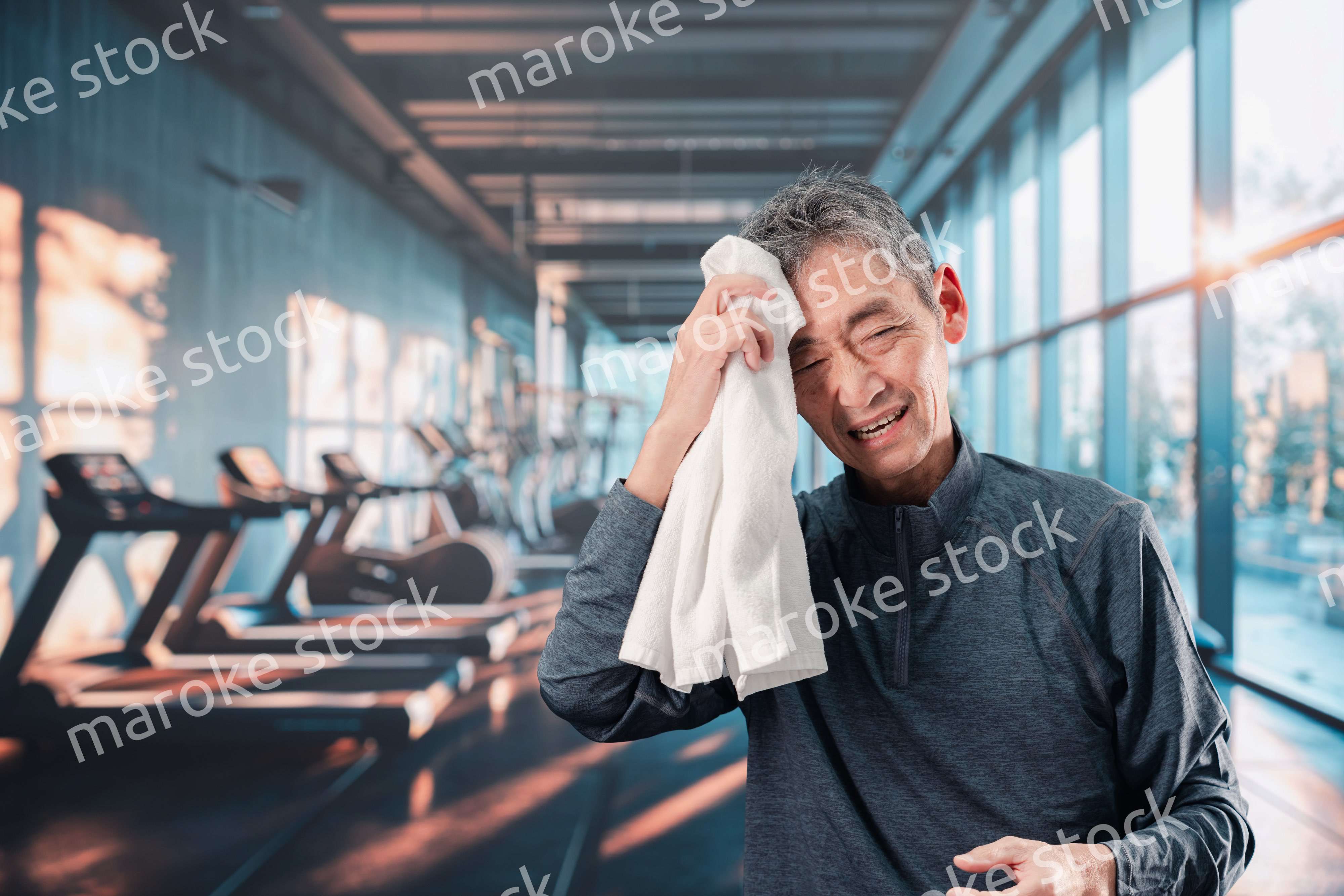 スポーツジムで運動をするシニアの男性