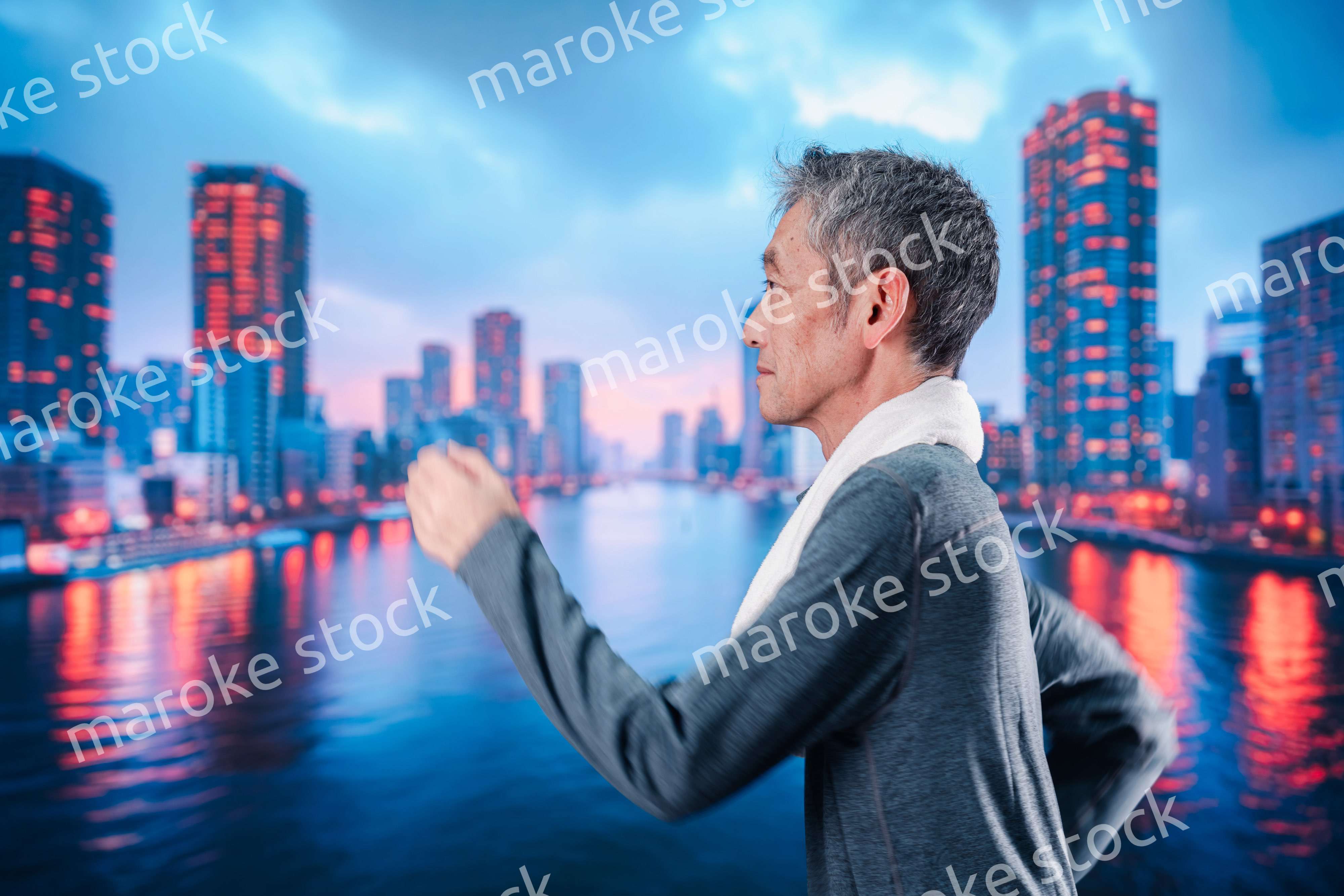 都会をランニングする高齢の男性