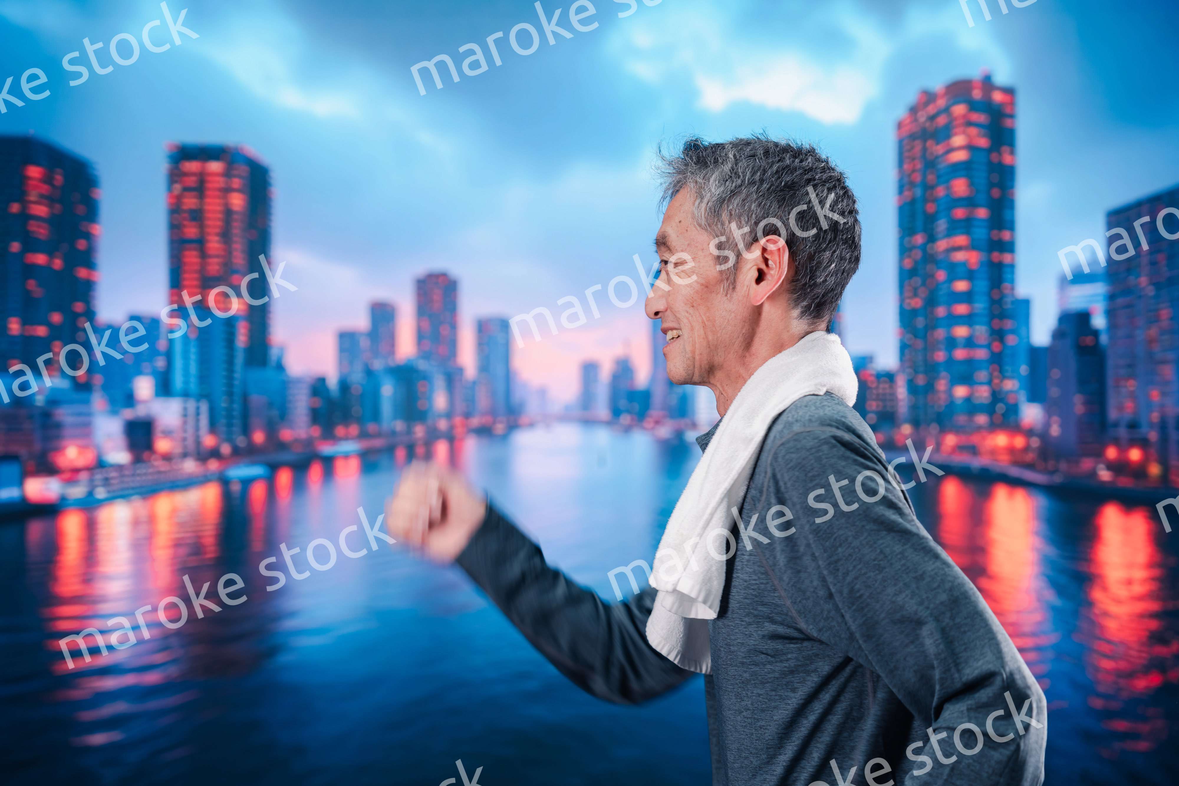 都会をランニングする高齢の男性