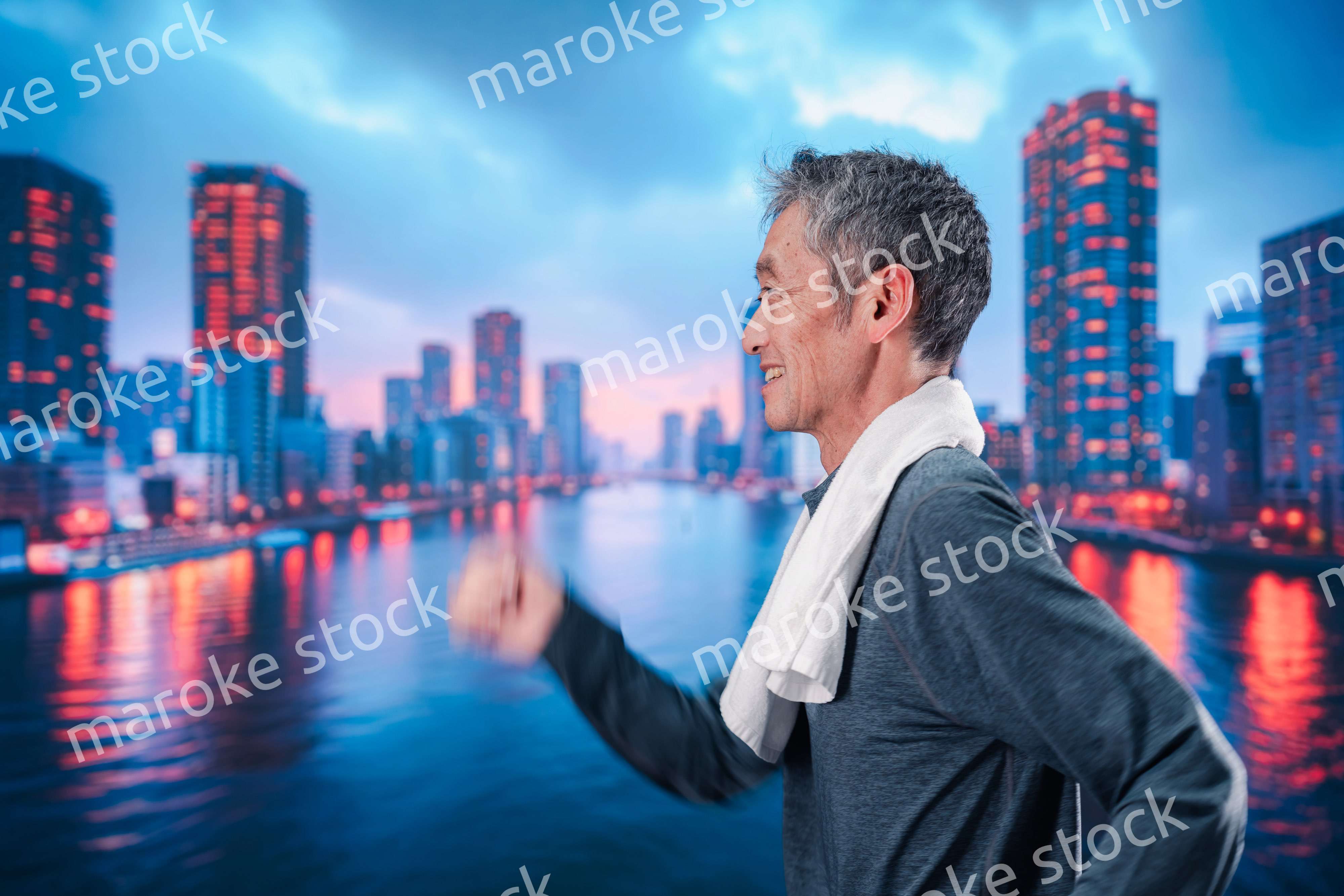 都会をランニングする高齢の男性