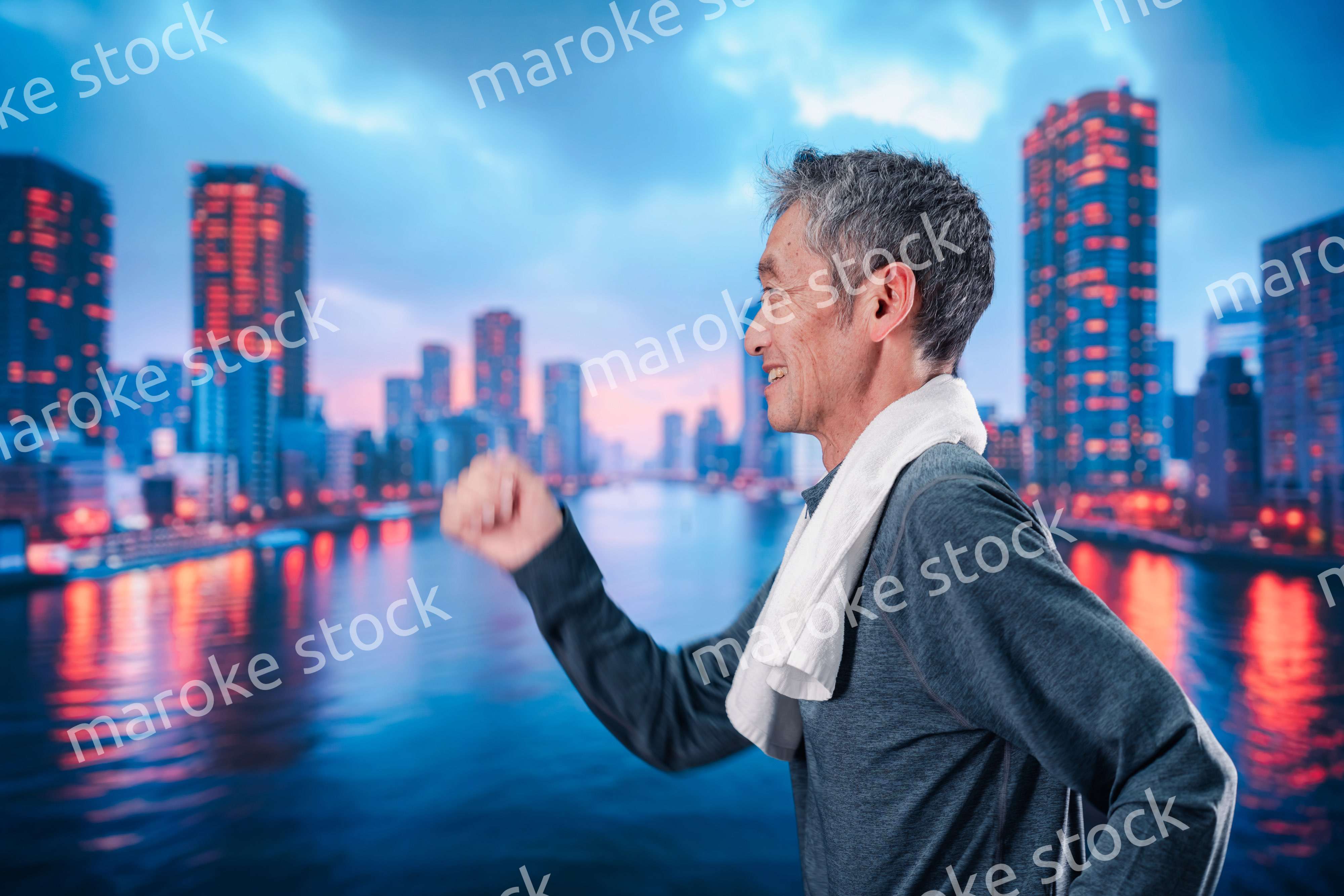 都会をランニングする高齢の男性