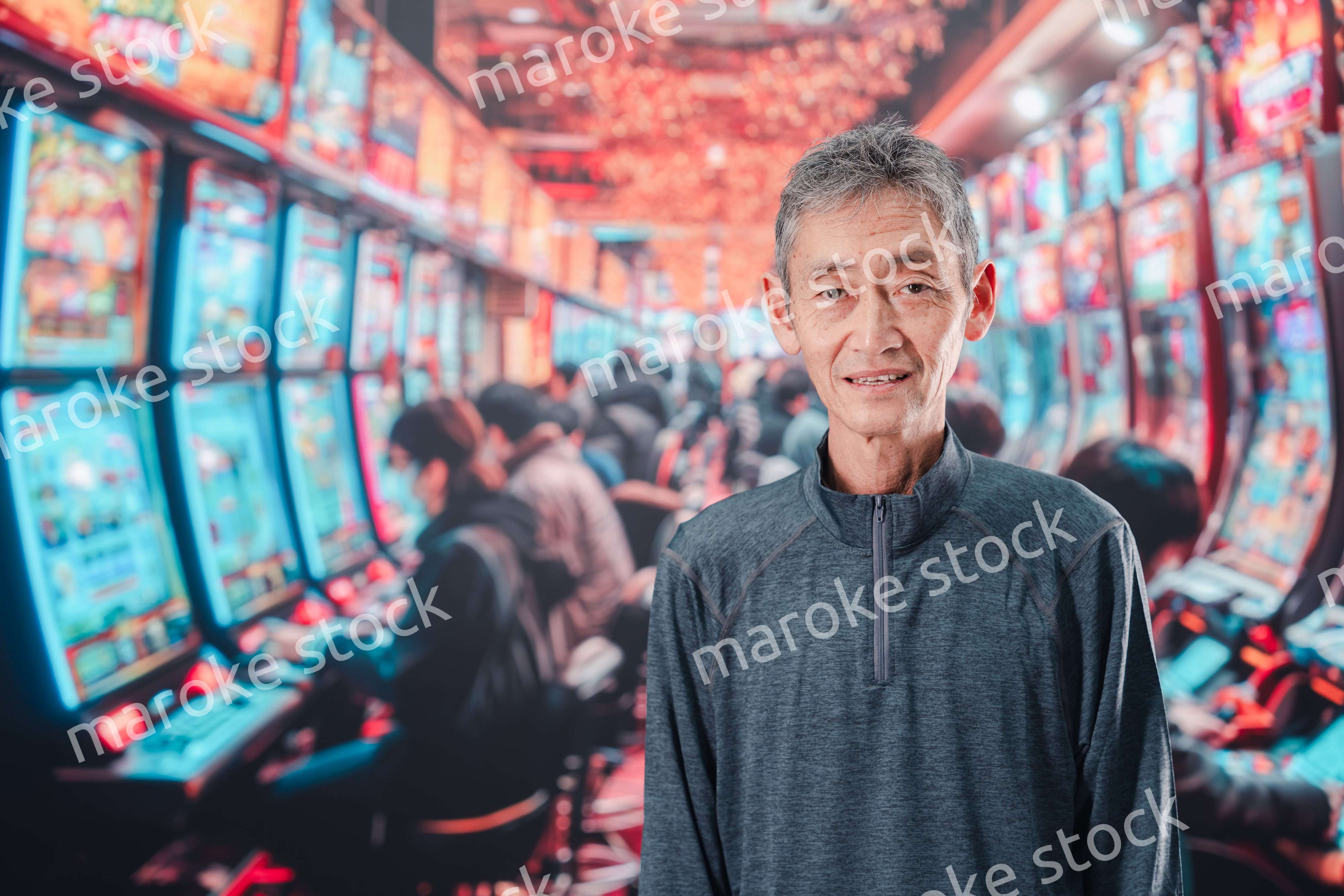 パチンコ店にいるシニアの男性