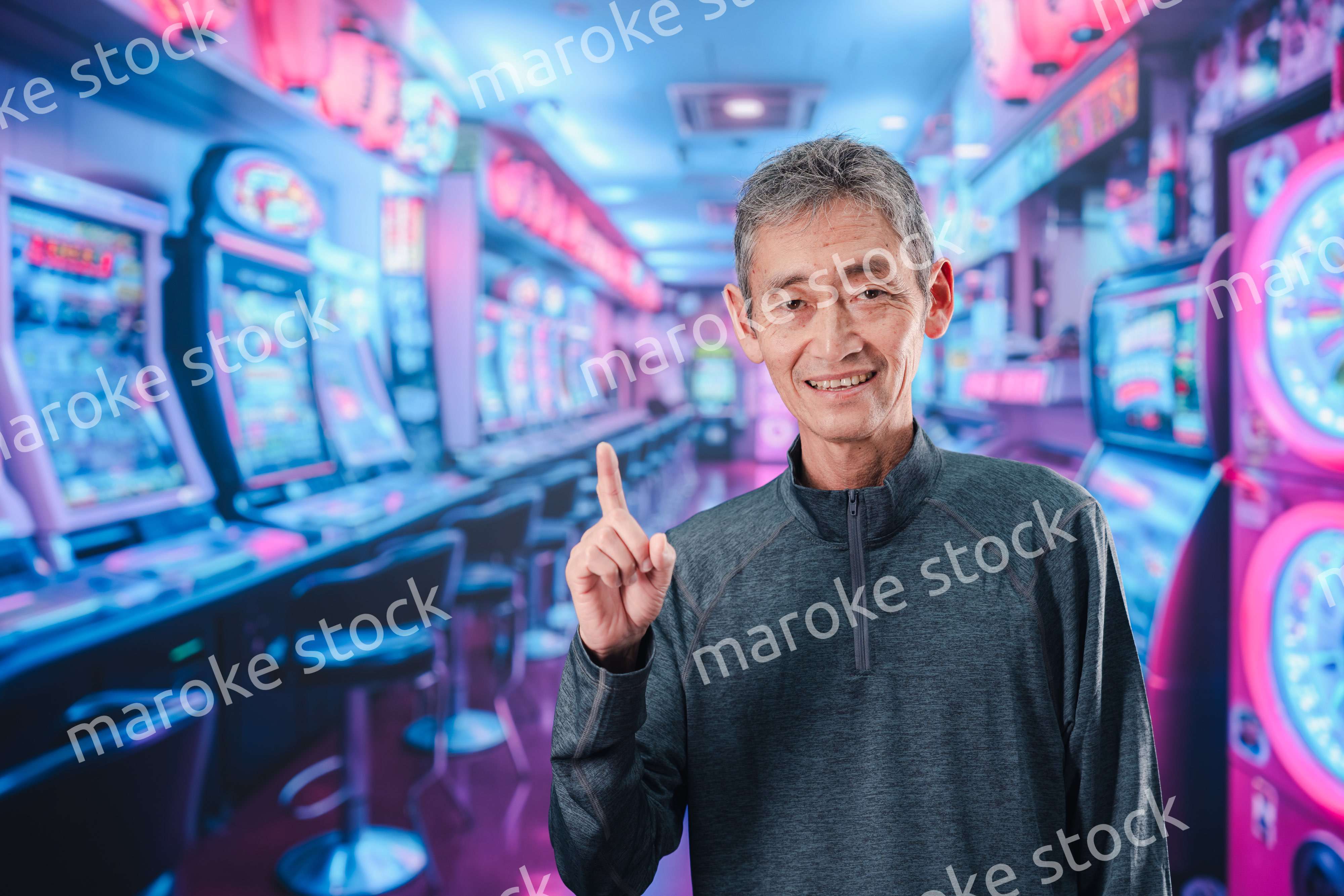 パチンコ店にいるシニアの男性