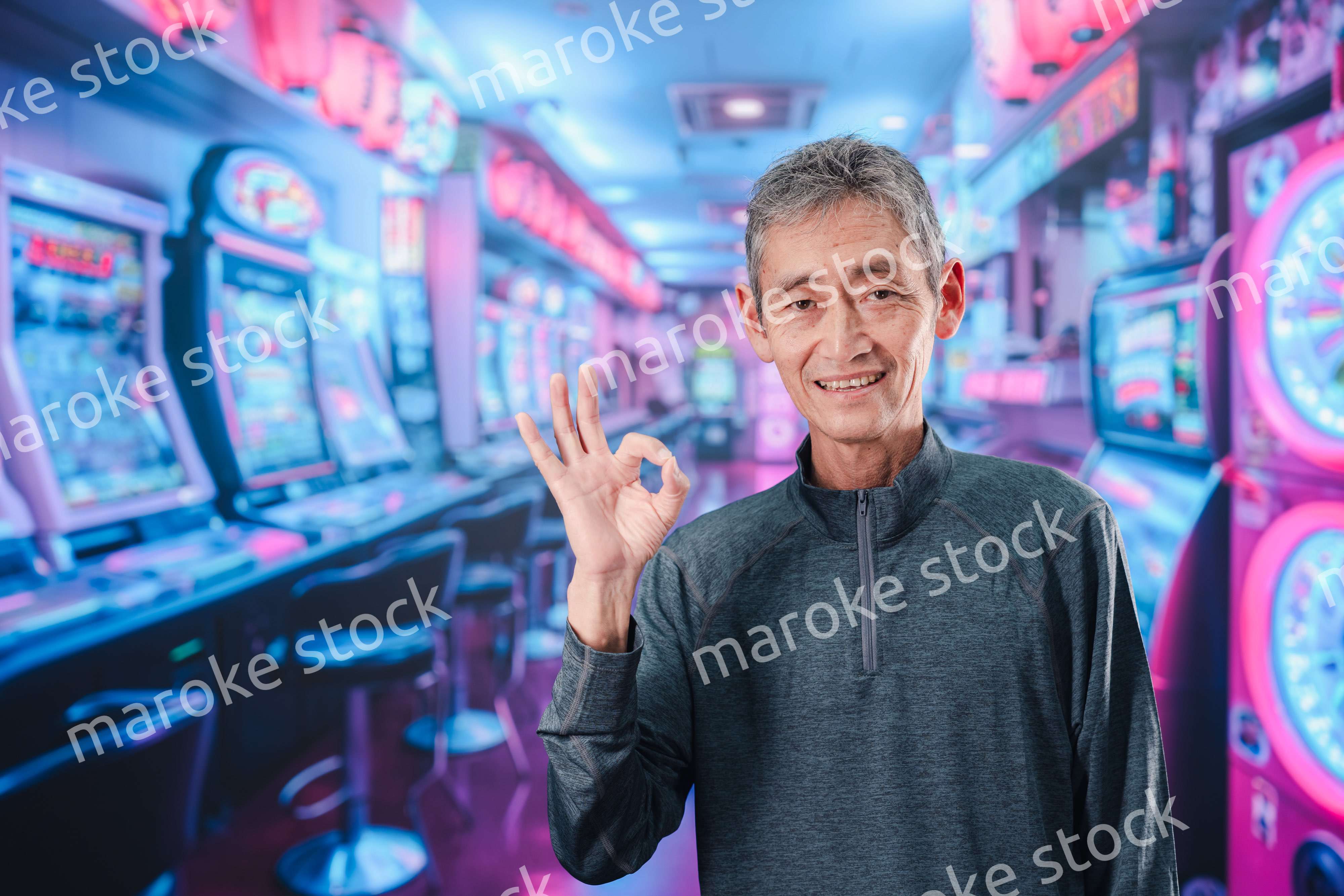 パチンコ店にいるシニアの男性