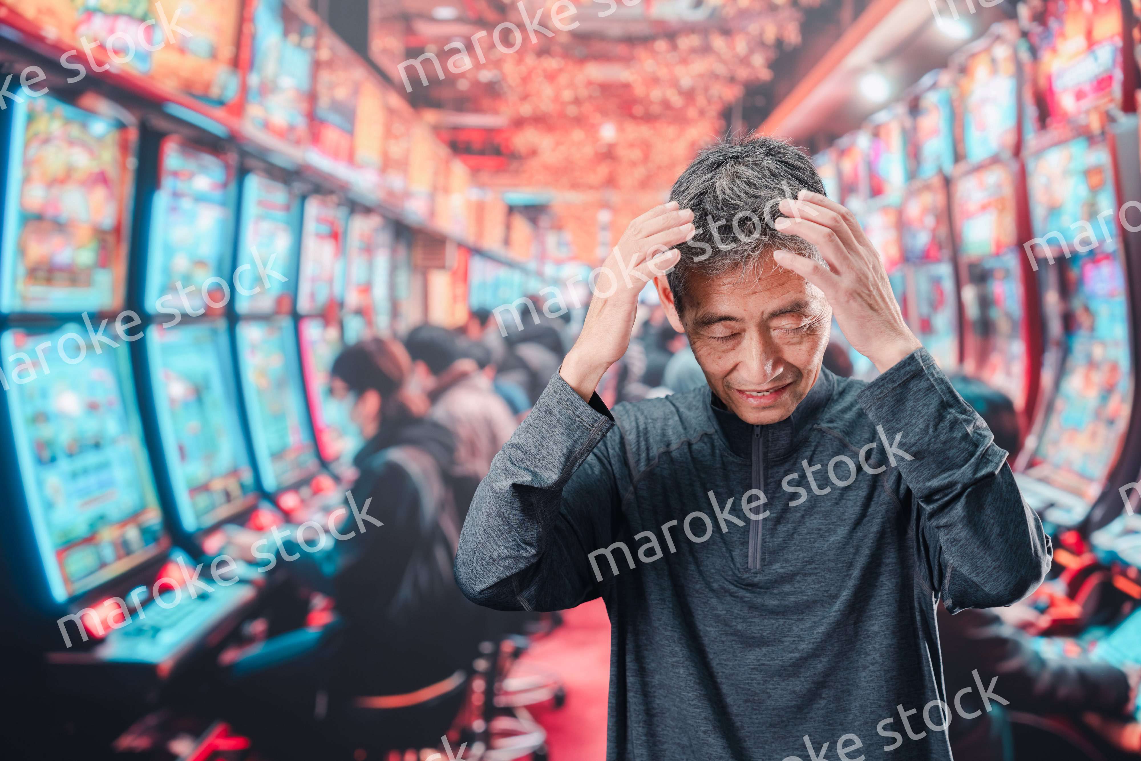 パチンコ店にいるシニアの男性