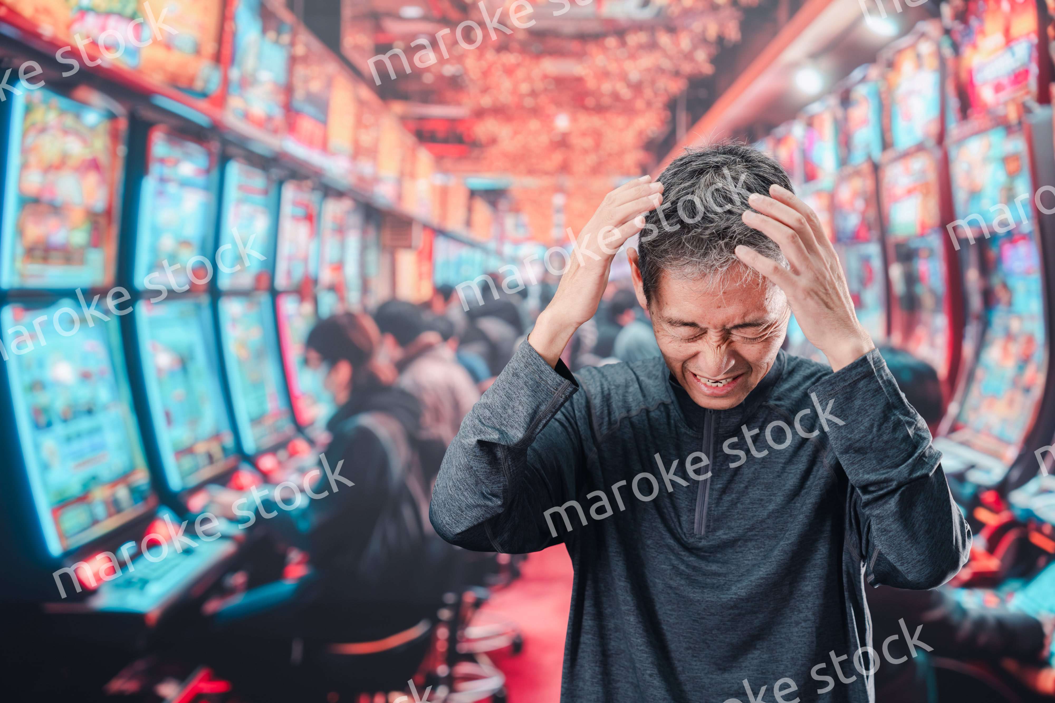 パチンコ店にいるシニアの男性