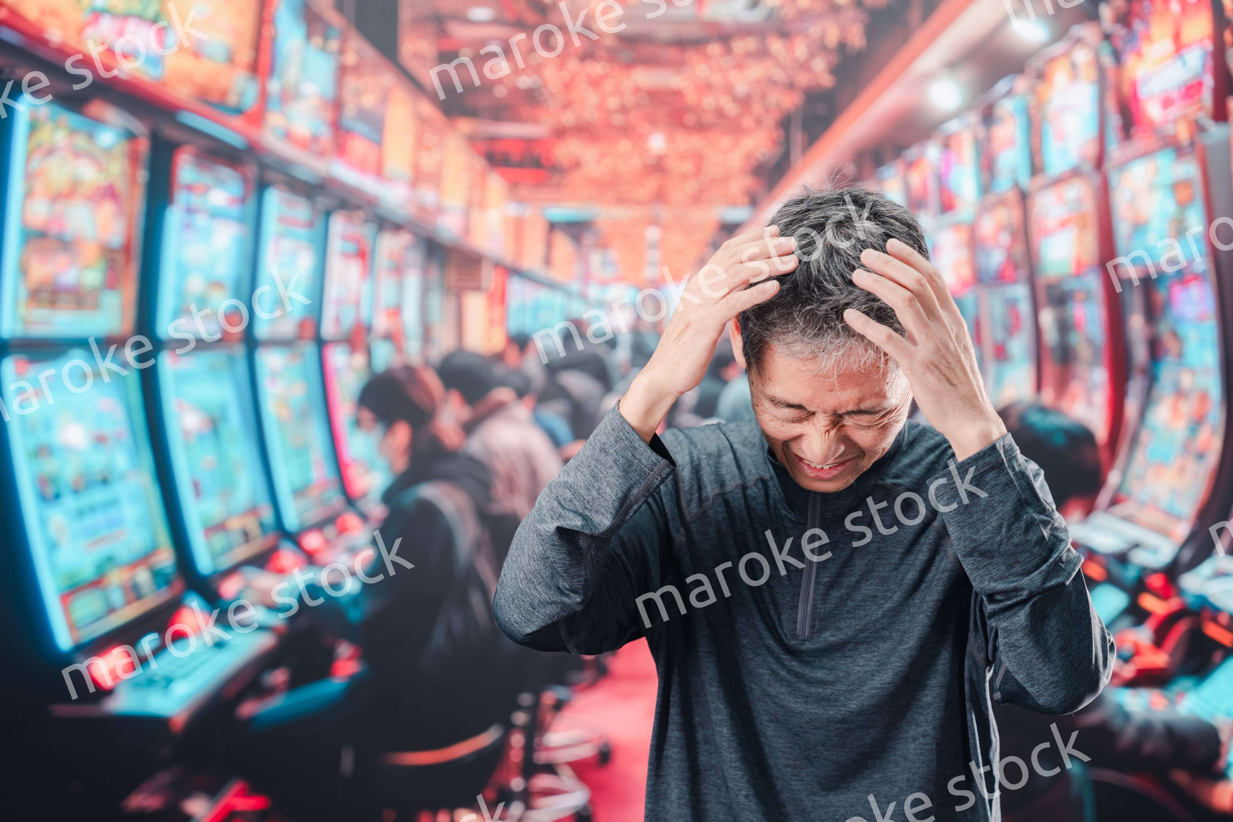 パチンコ店にいるシニアの男性