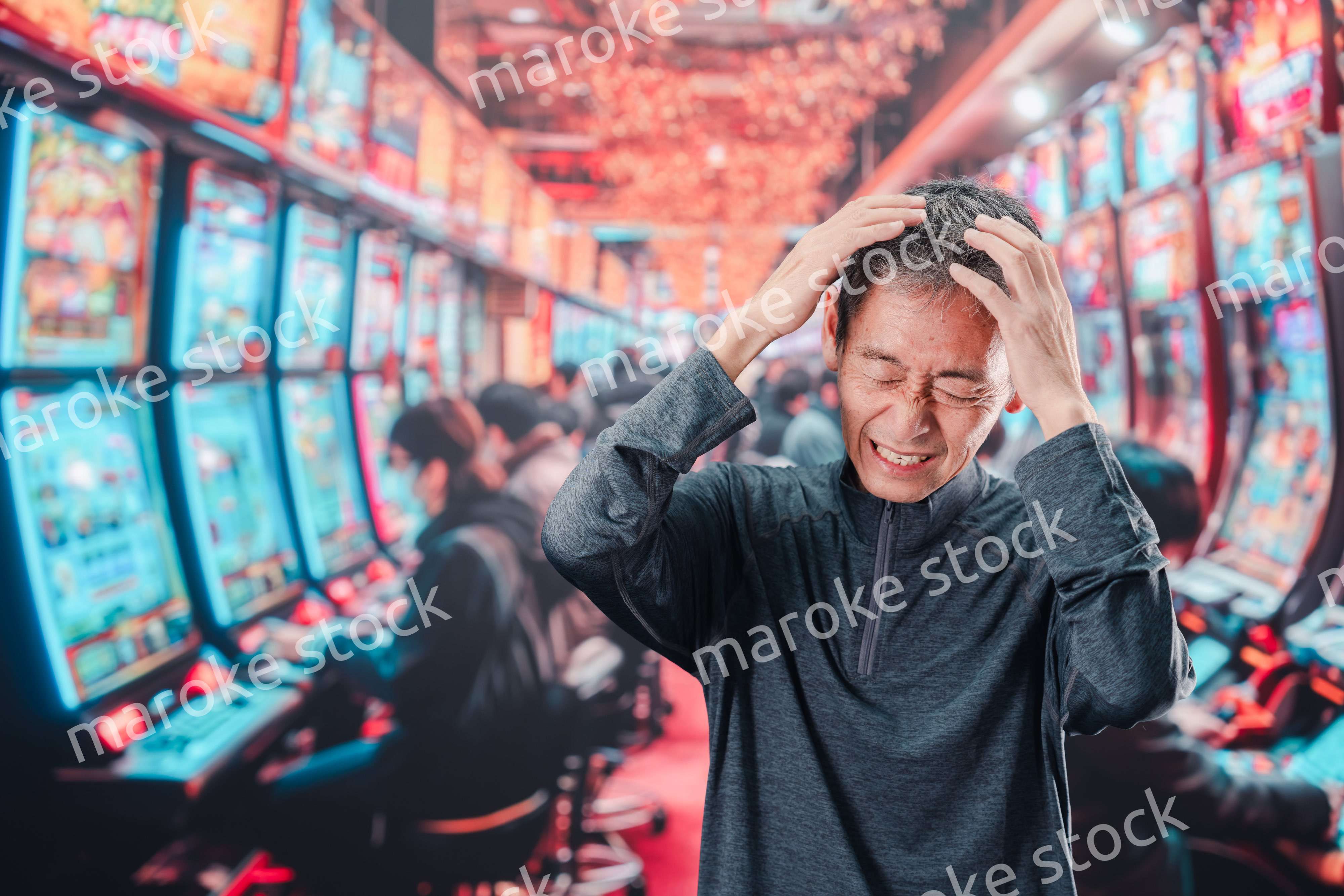 パチンコ店にいるシニアの男性