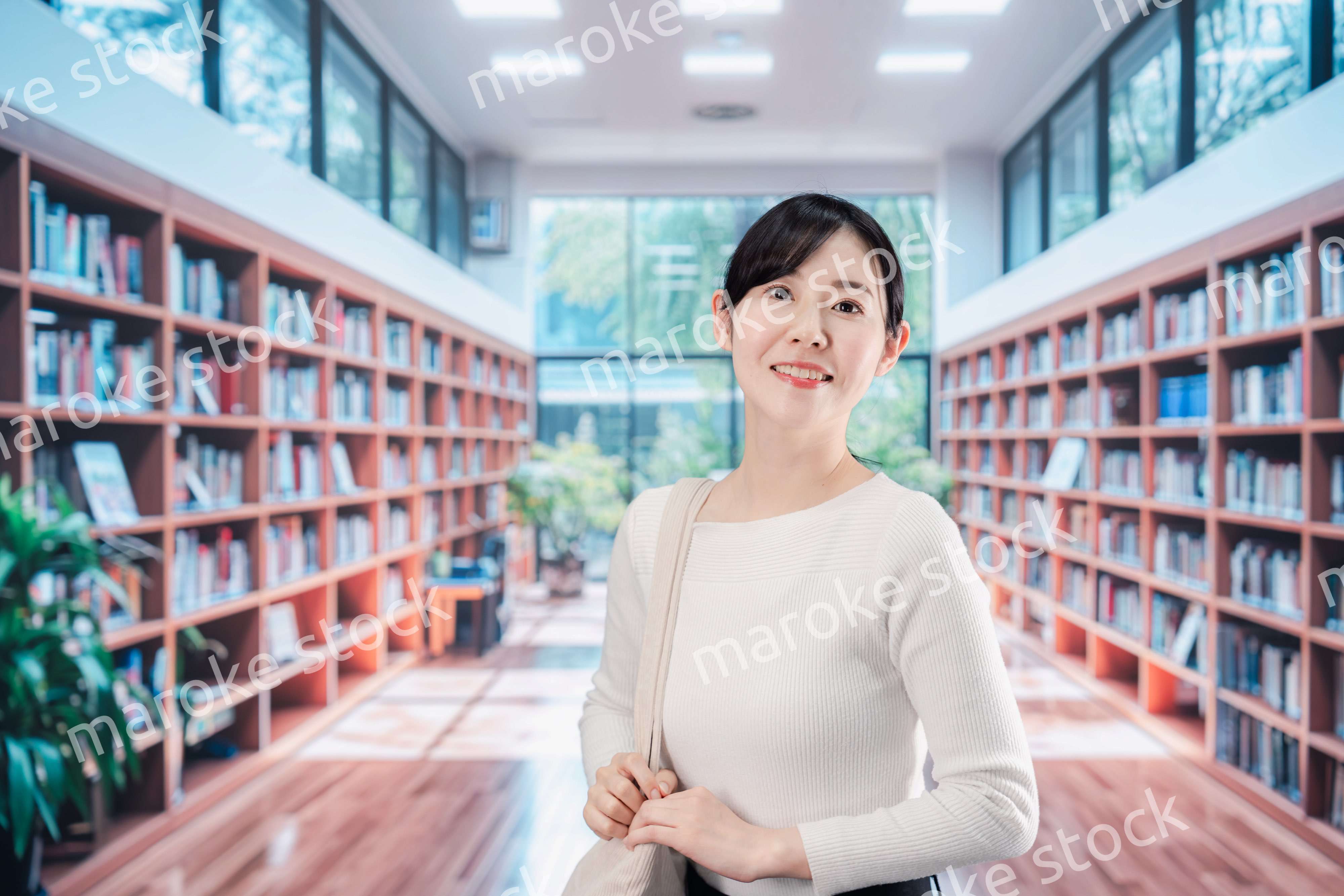 書店・図書館で過ごす若い女性