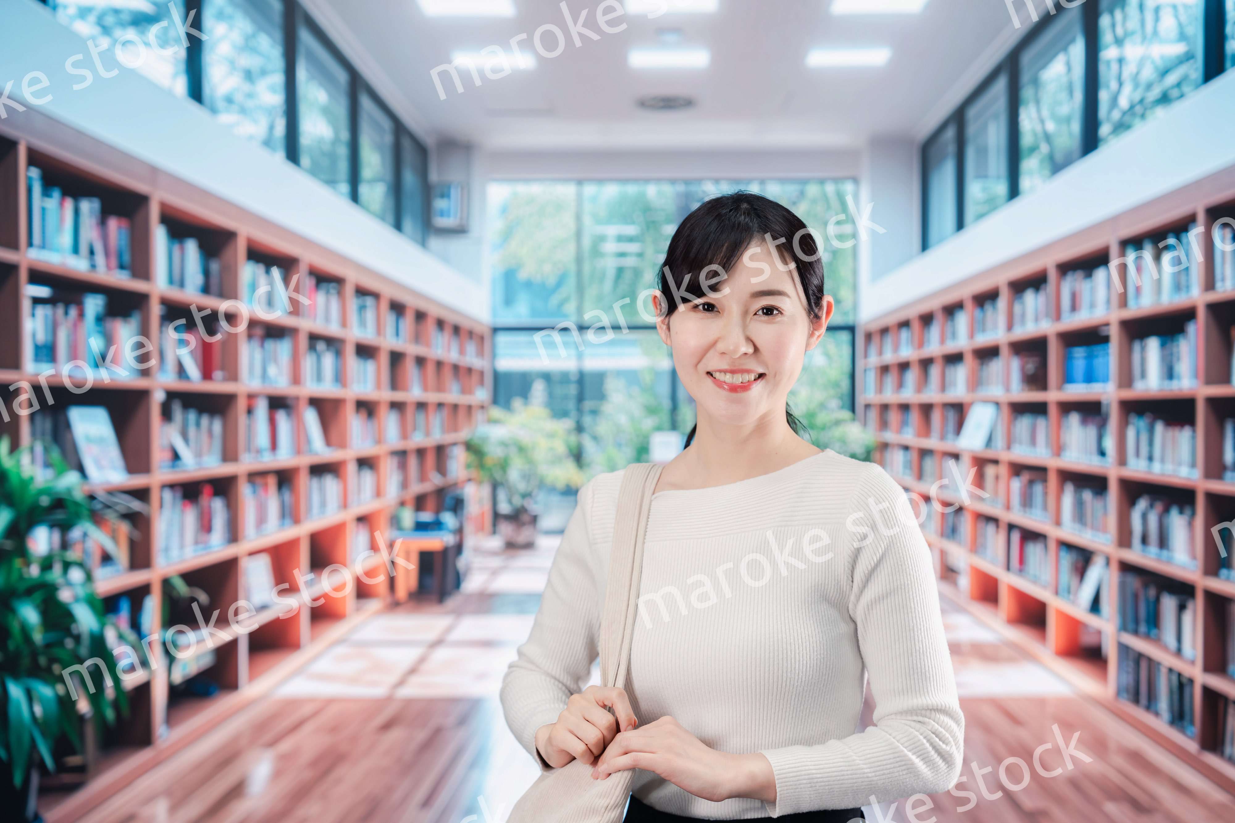 書店・図書館で過ごす若い女性