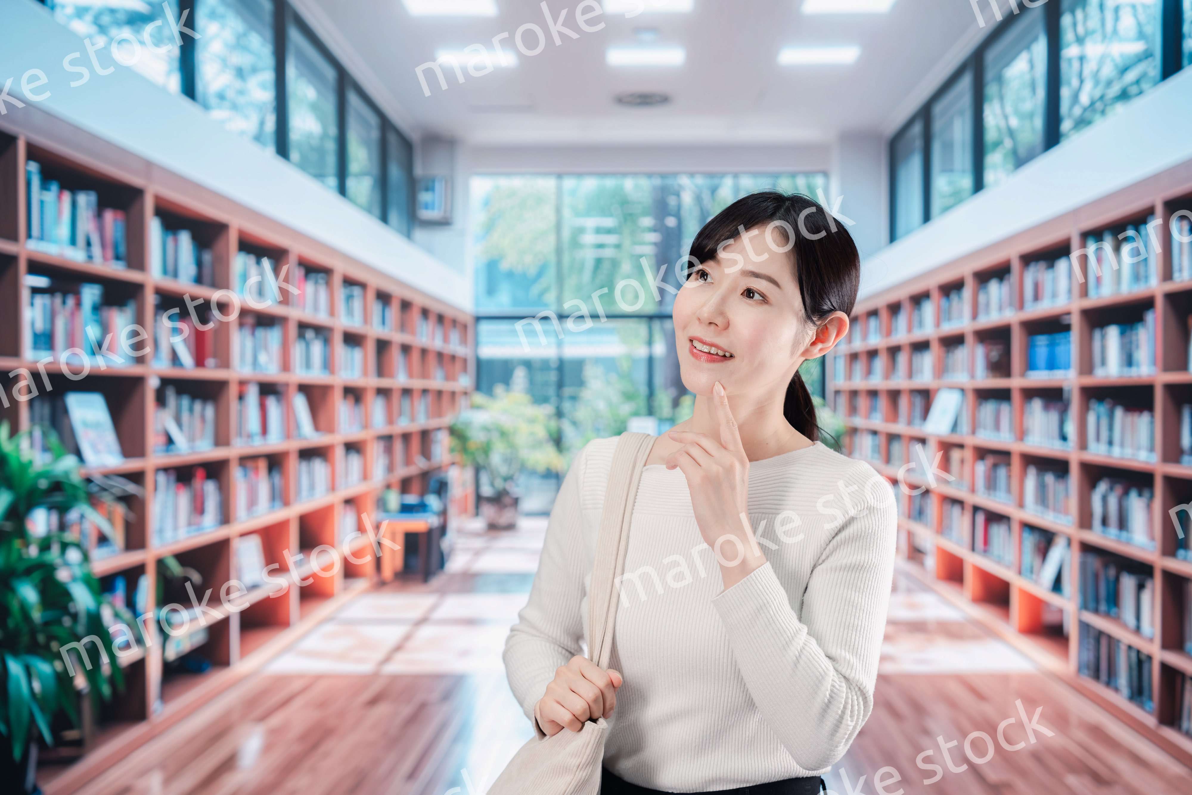 書店・図書館で過ごす若い女性