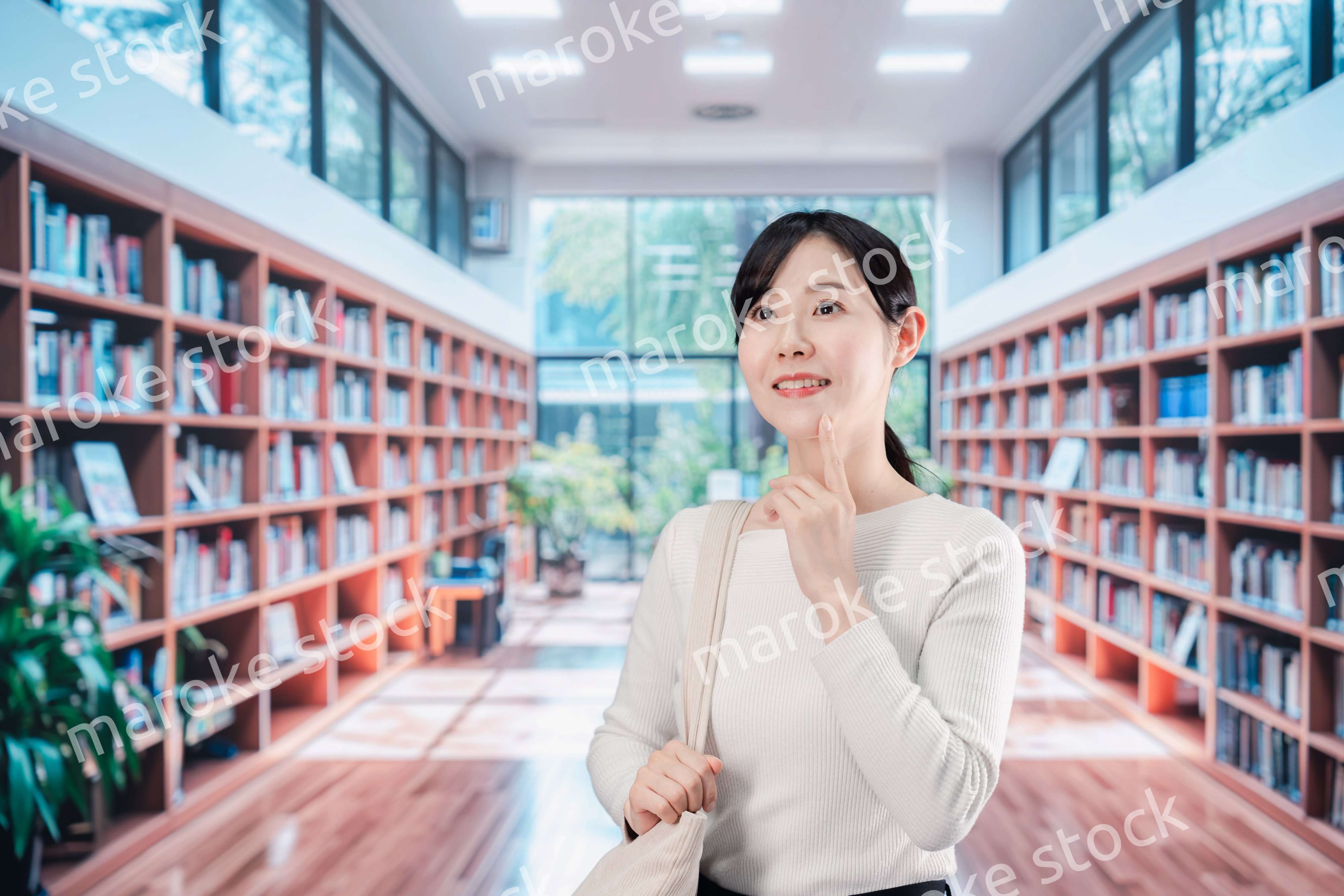 書店・図書館で過ごす若い女性