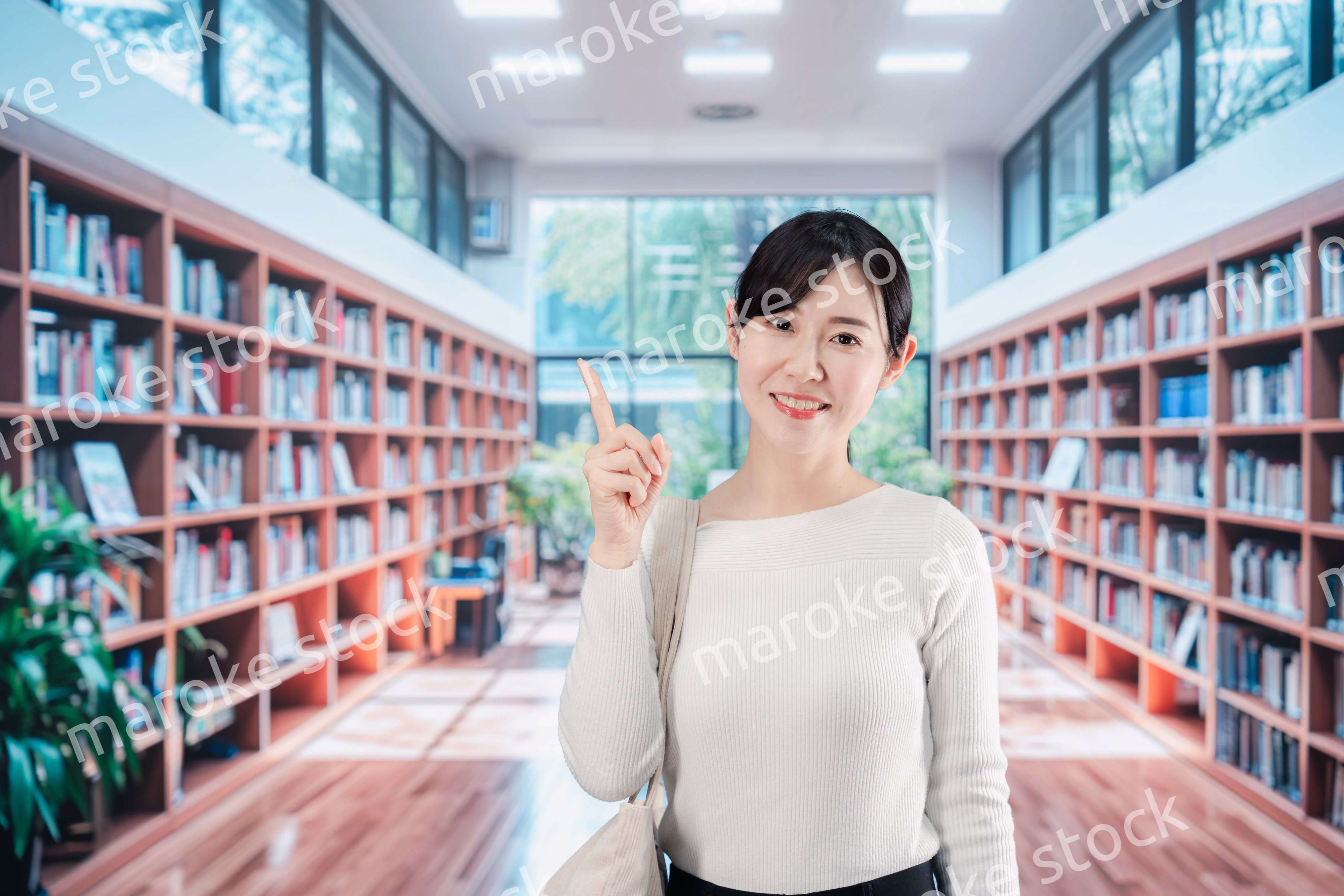 書店・図書館で過ごす若い女性