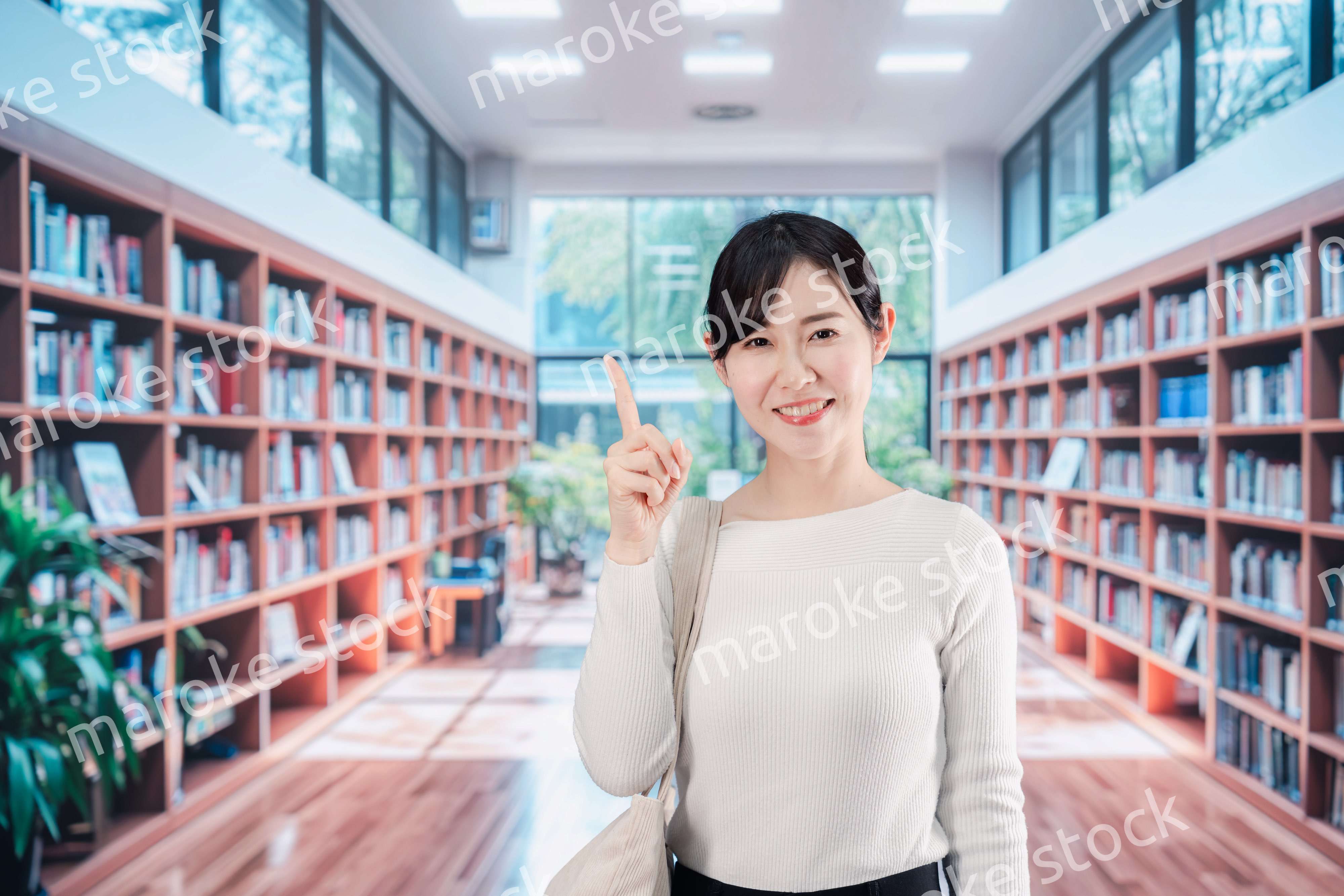 書店・図書館で過ごす若い女性