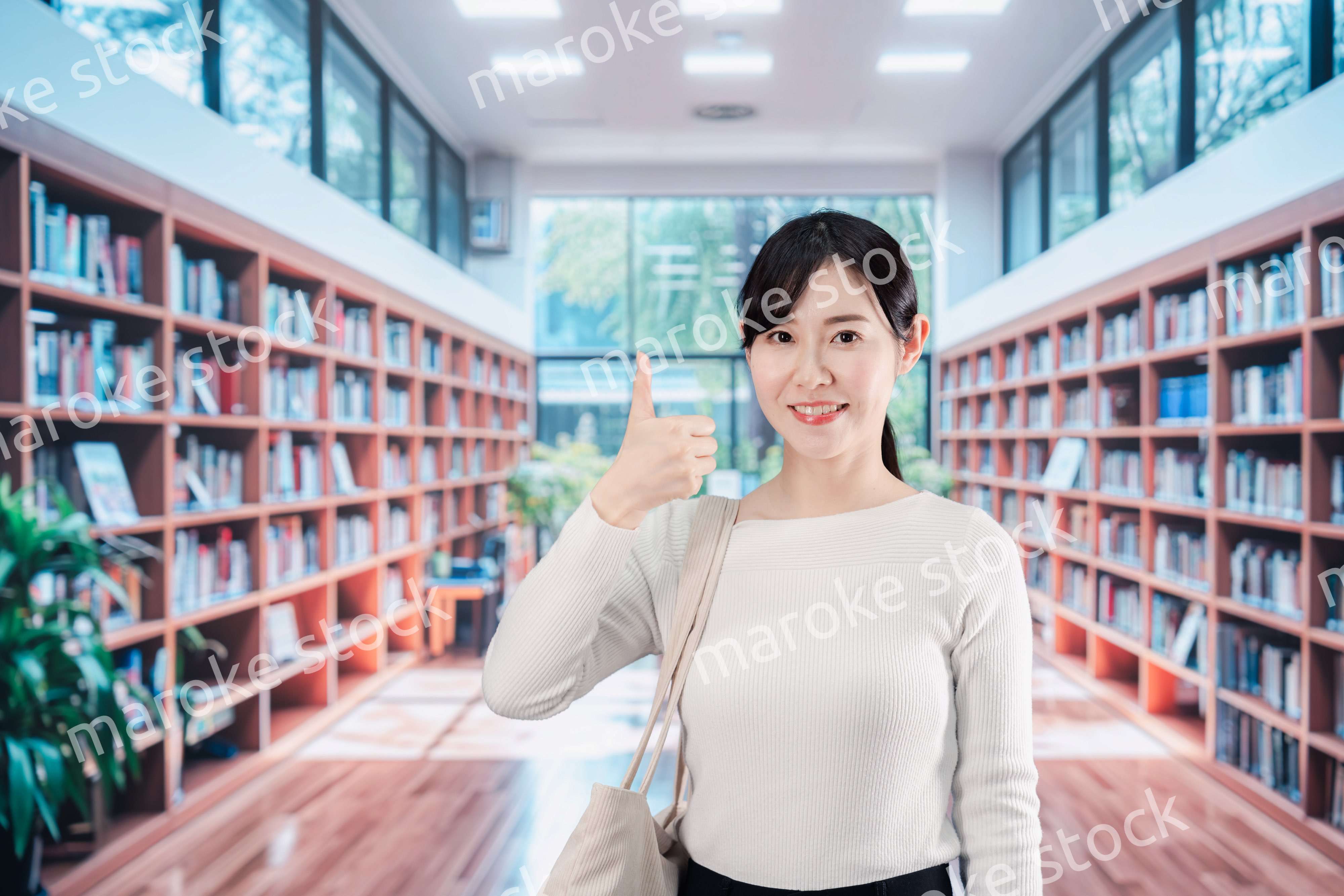 書店・図書館で過ごす若い女性