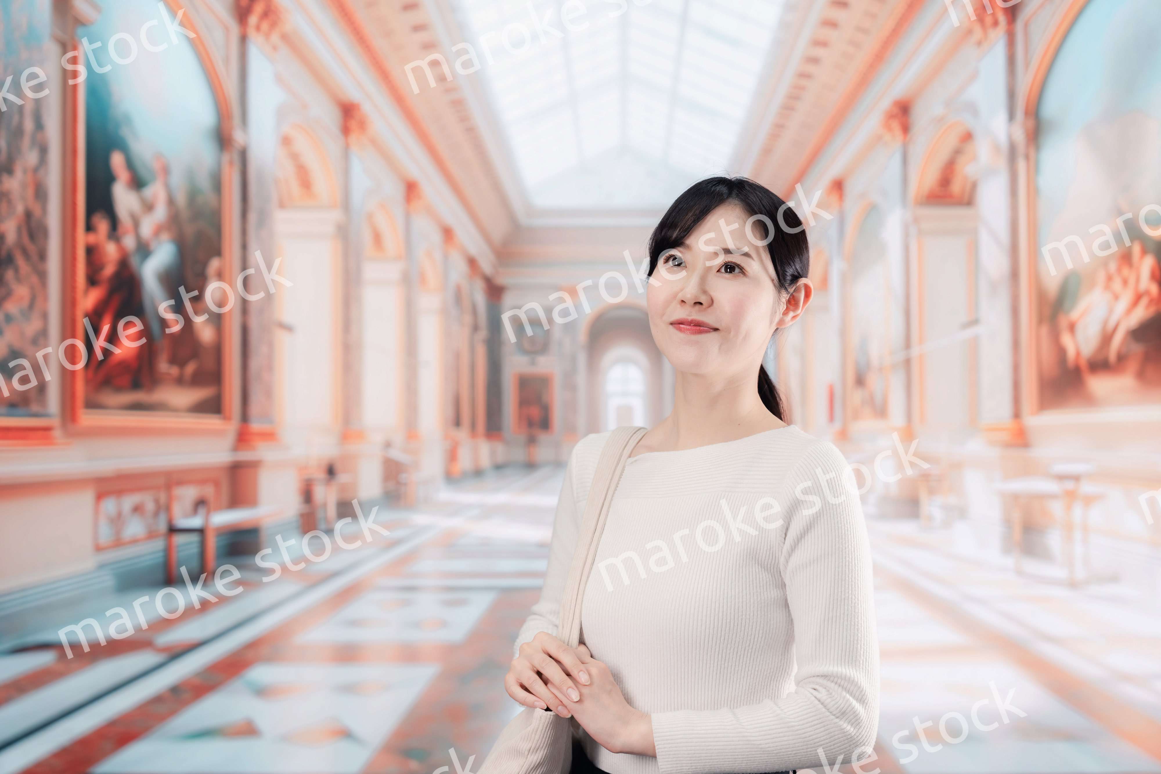 美術館を見学する若い女性