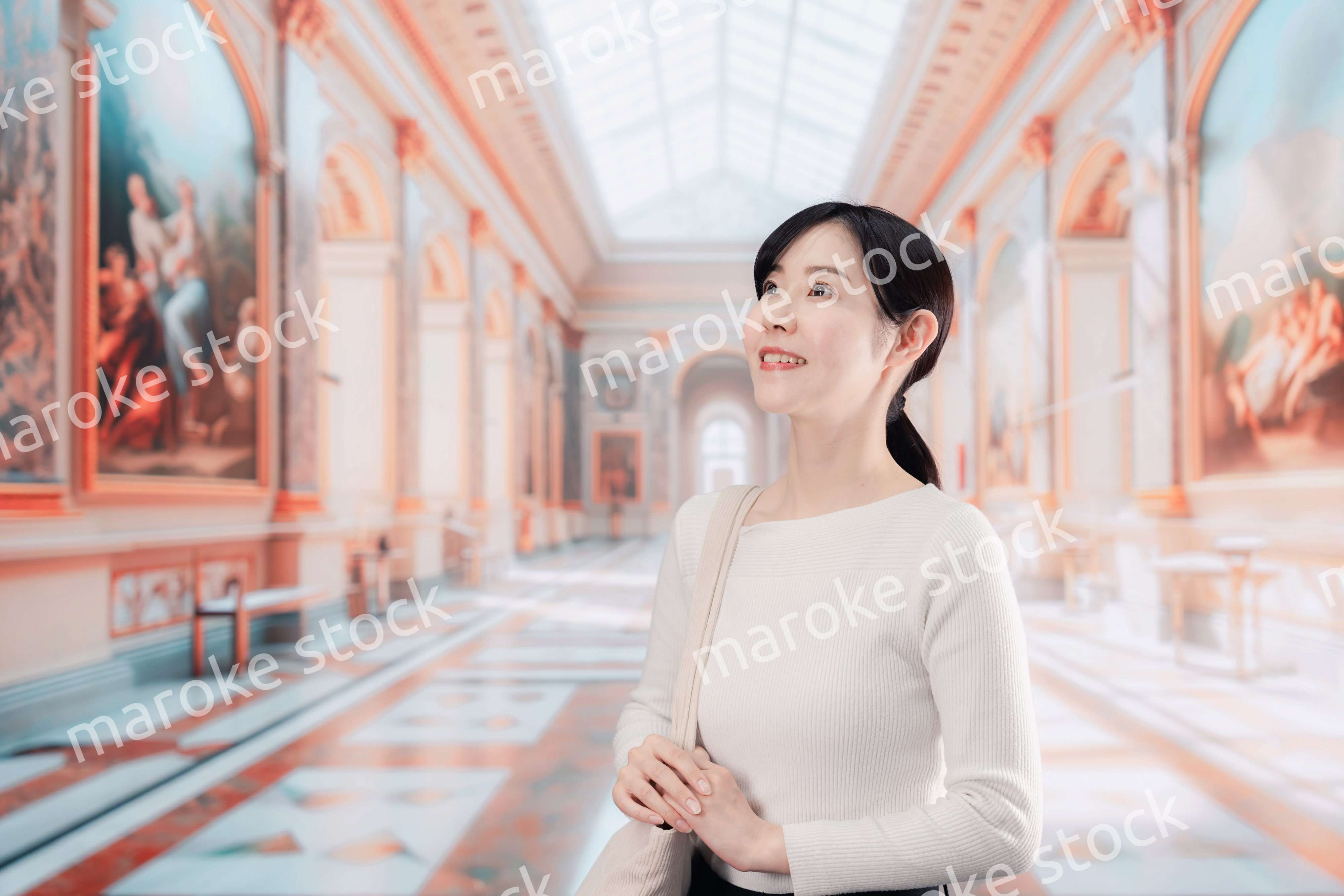 美術館を見学する若い女性