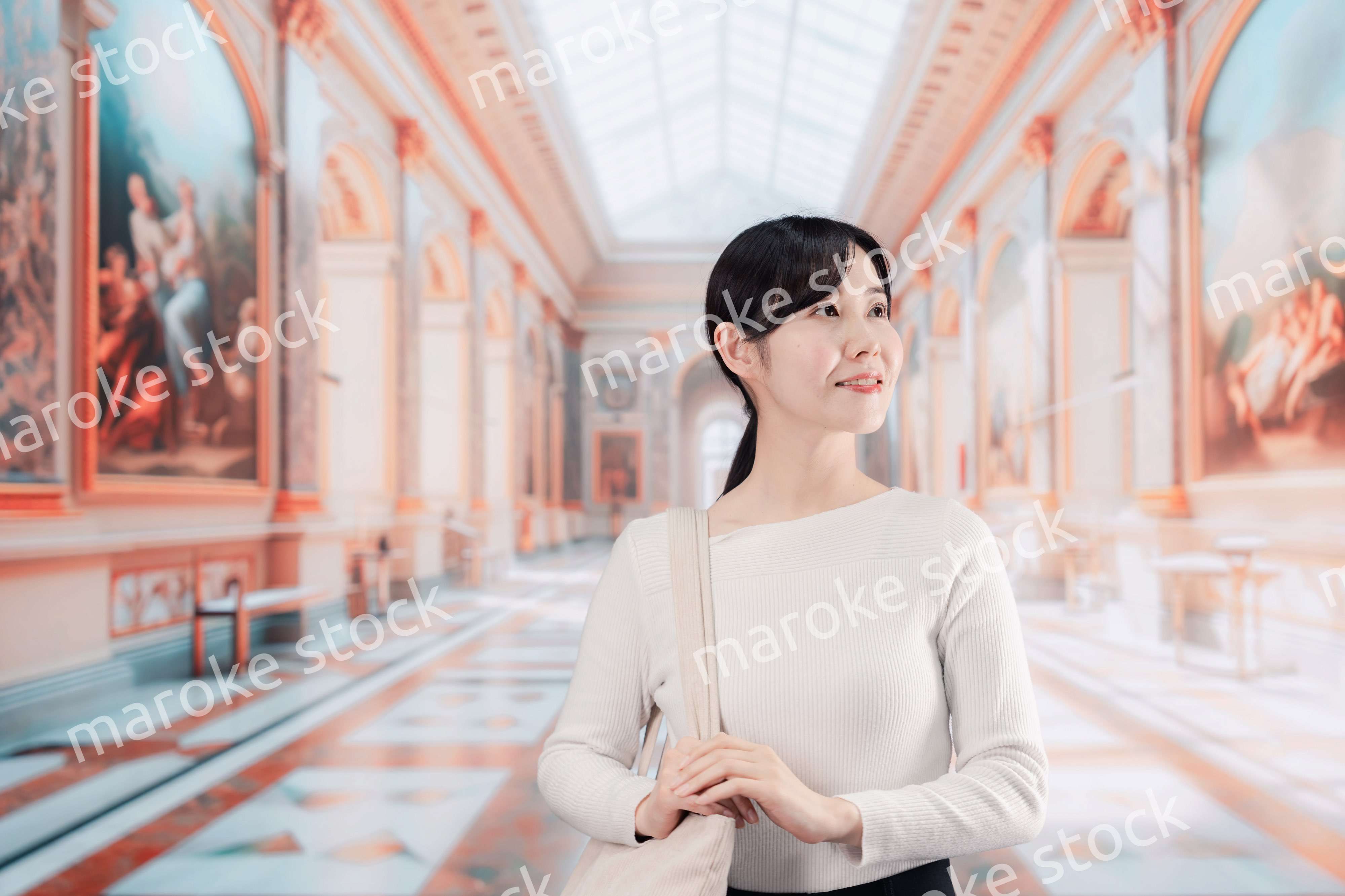 美術館を見学する若い女性