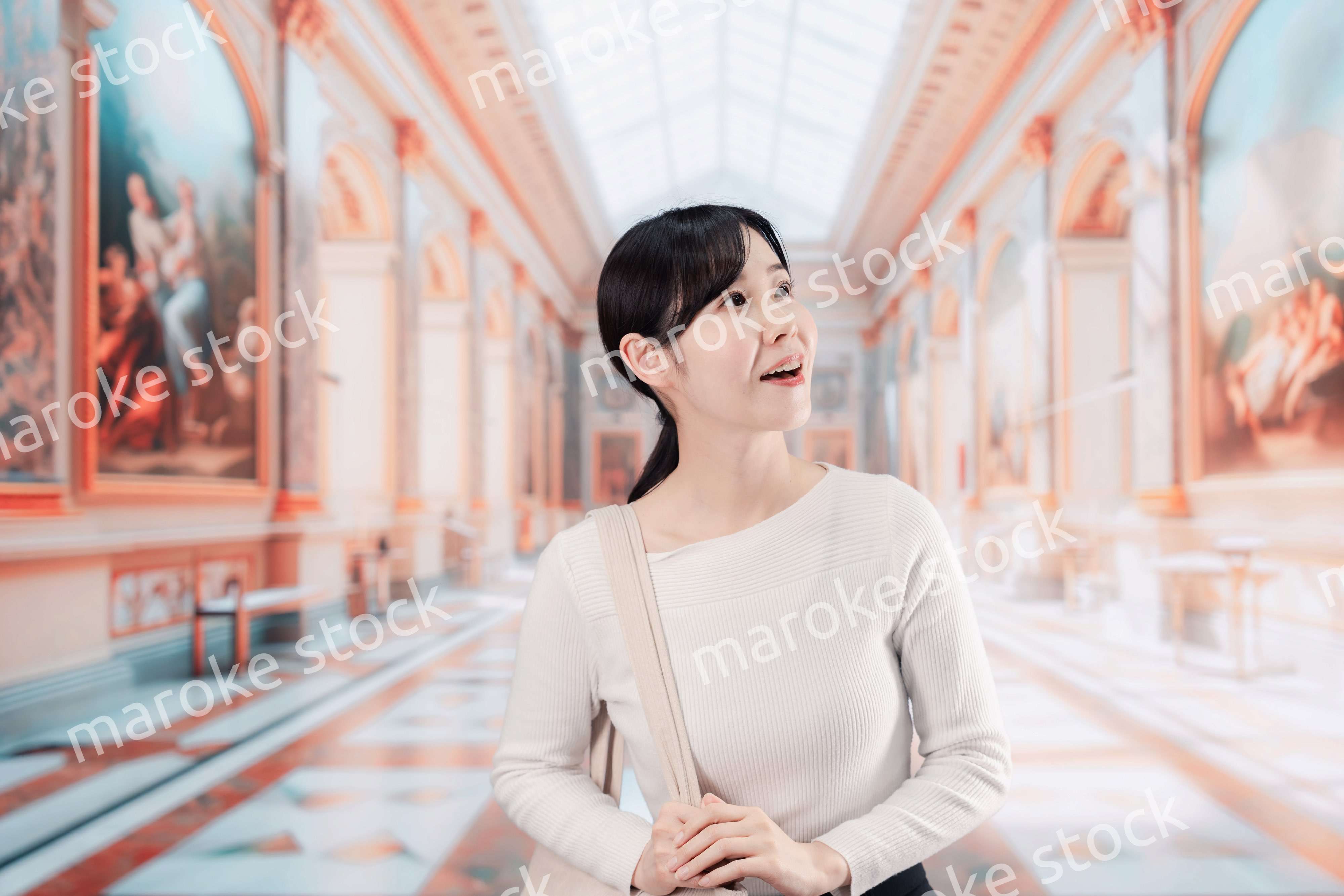 美術館を見学する若い女性