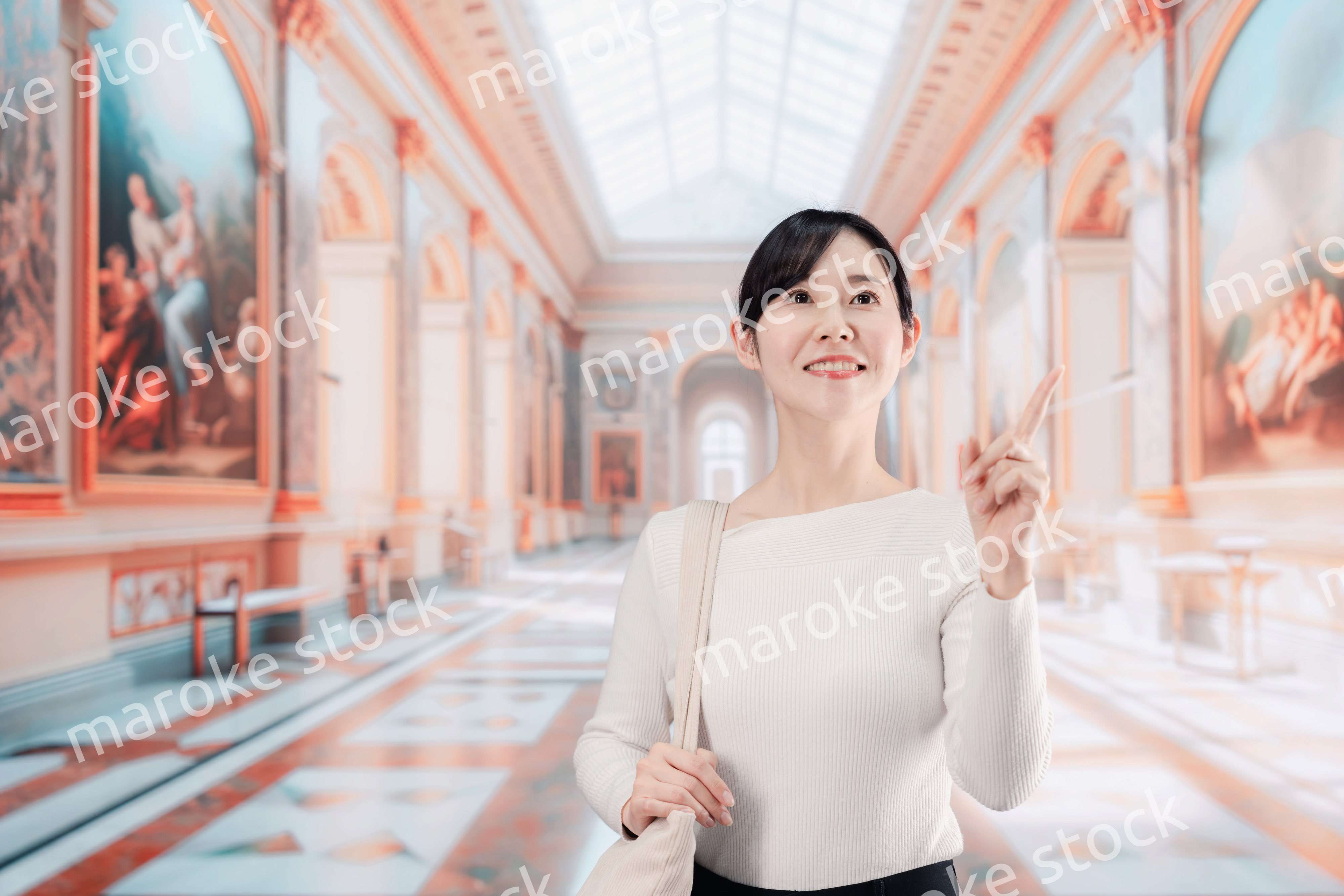 美術館を見学する若い女性