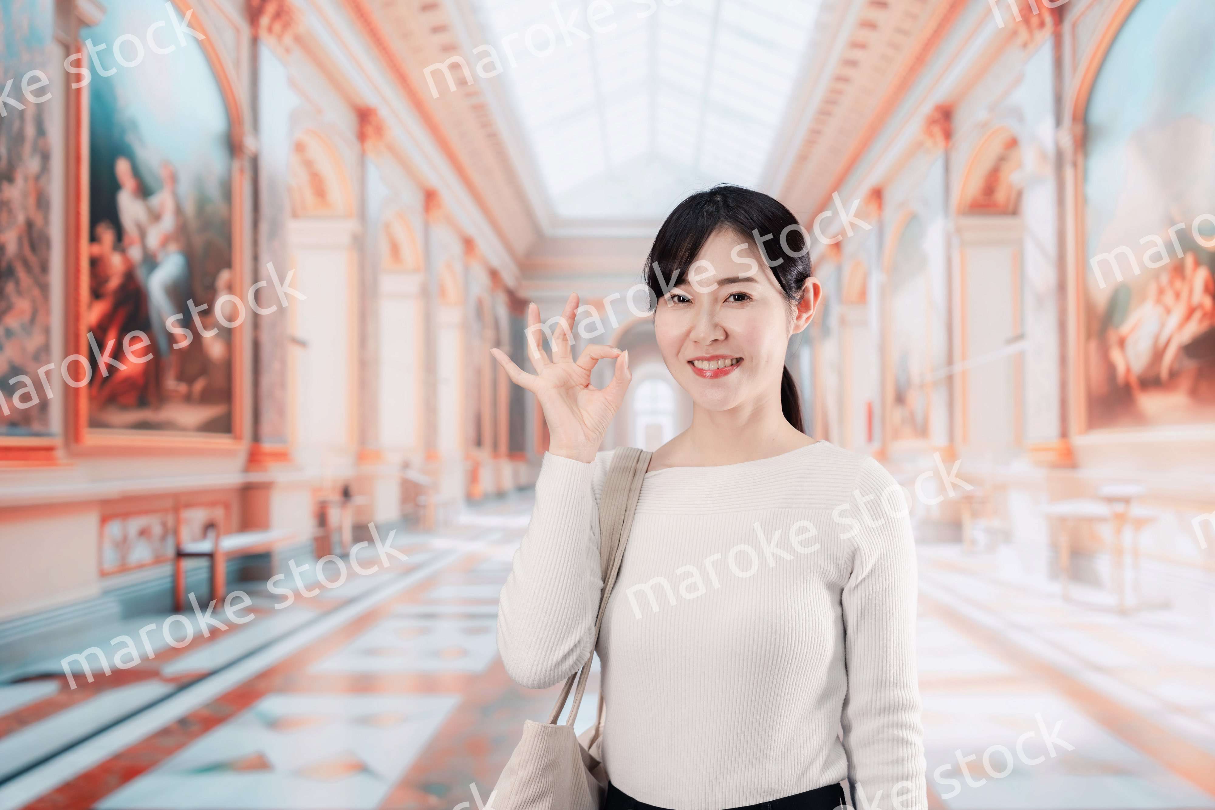 美術館を見学する若い女性