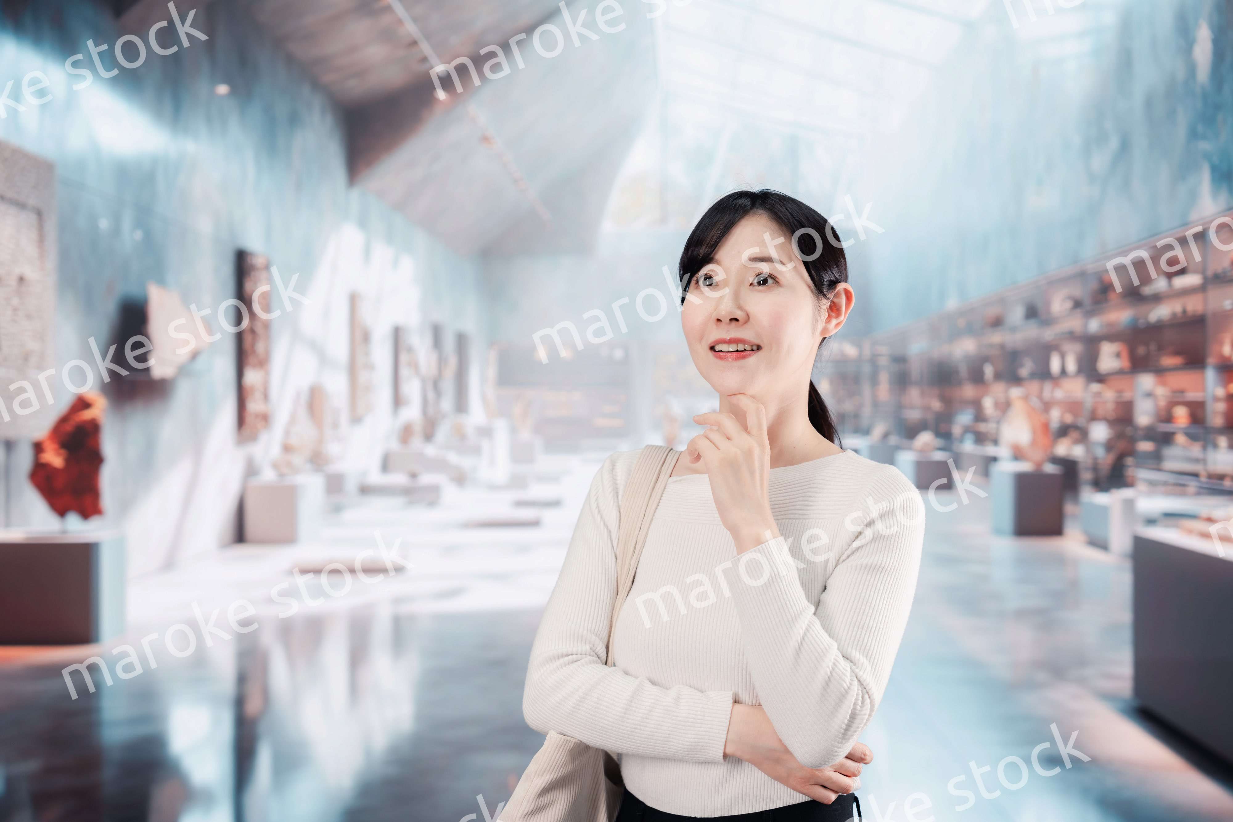 博物館を見学する若い女性