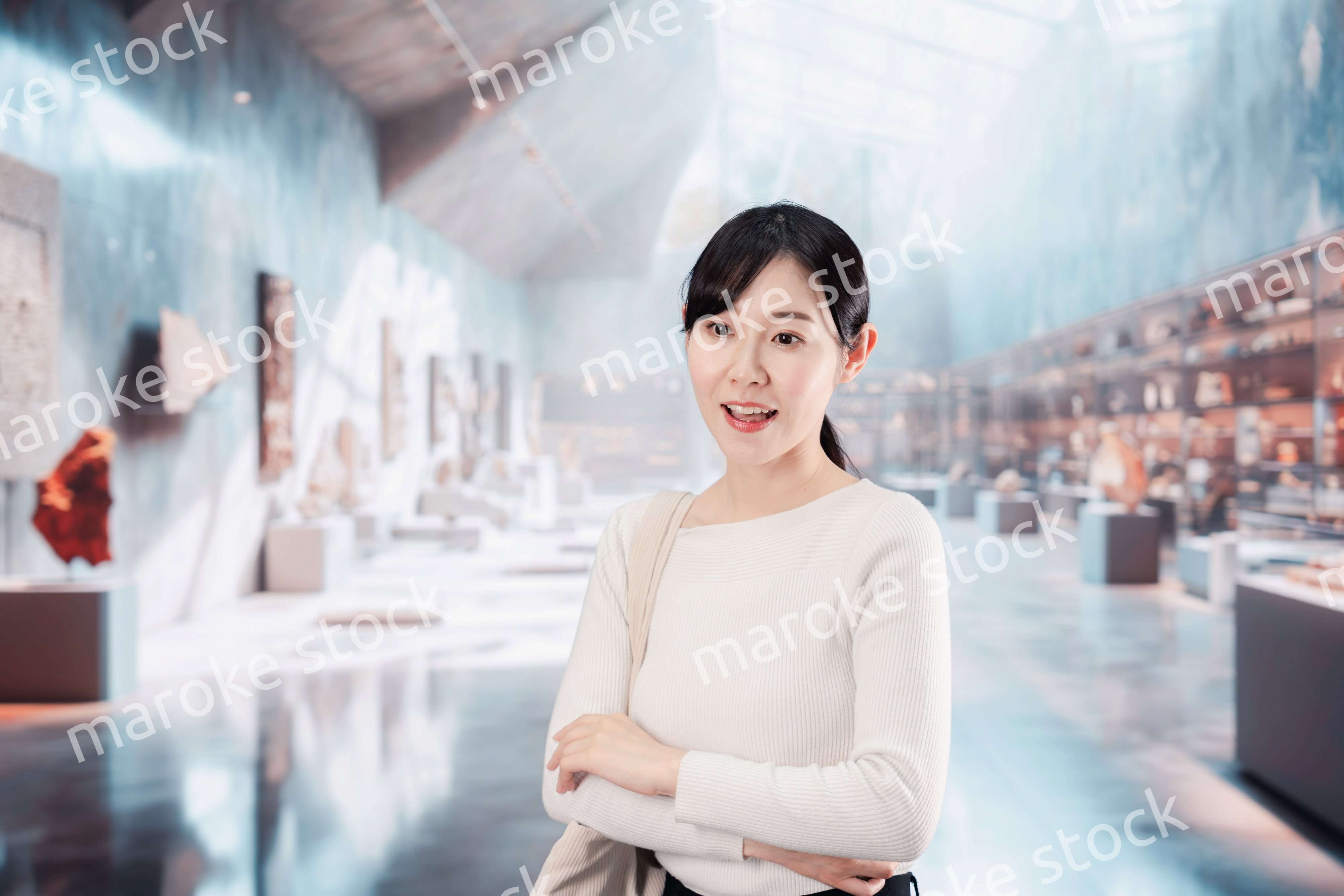 博物館を見学する若い女性