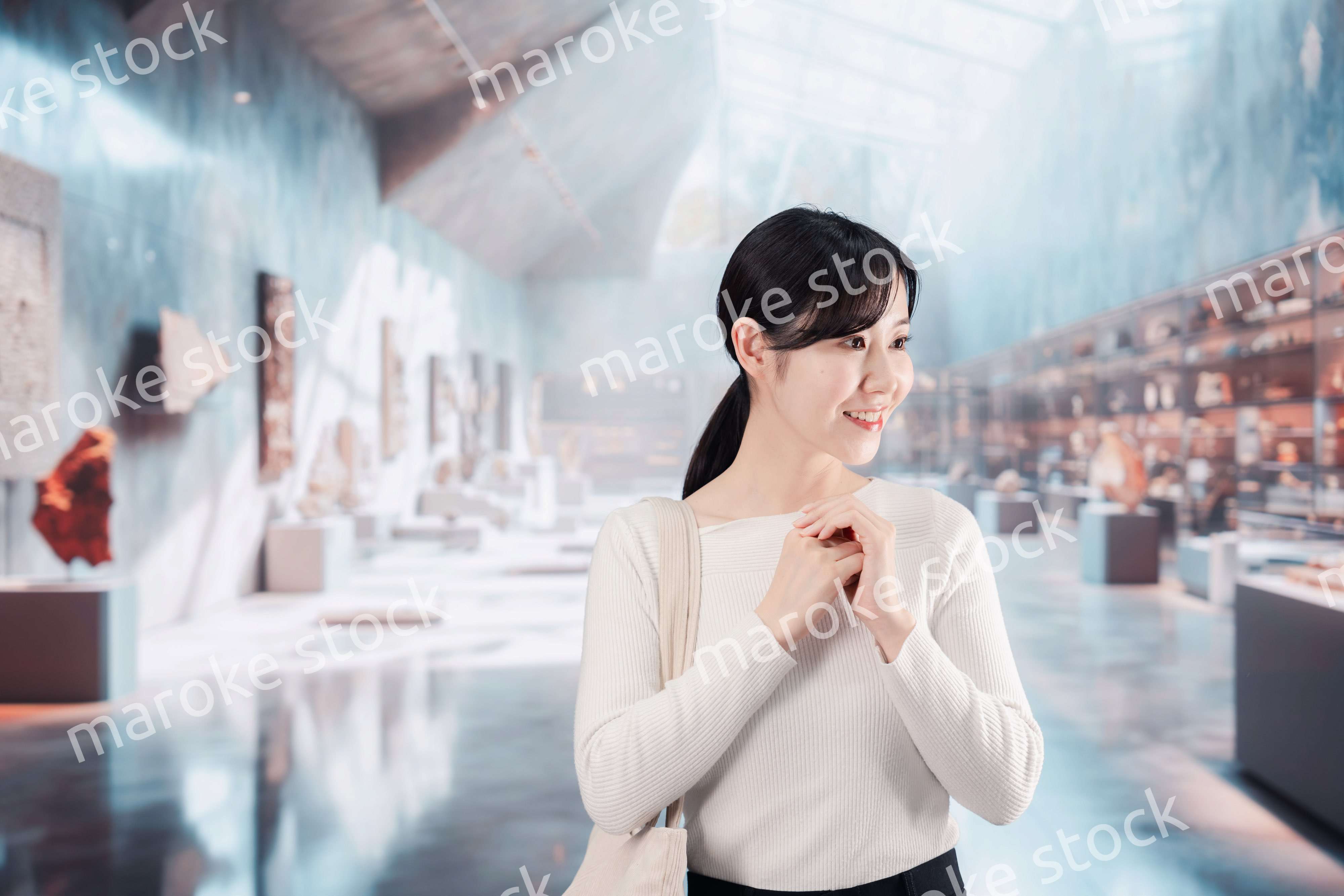 博物館を見学する若い女性