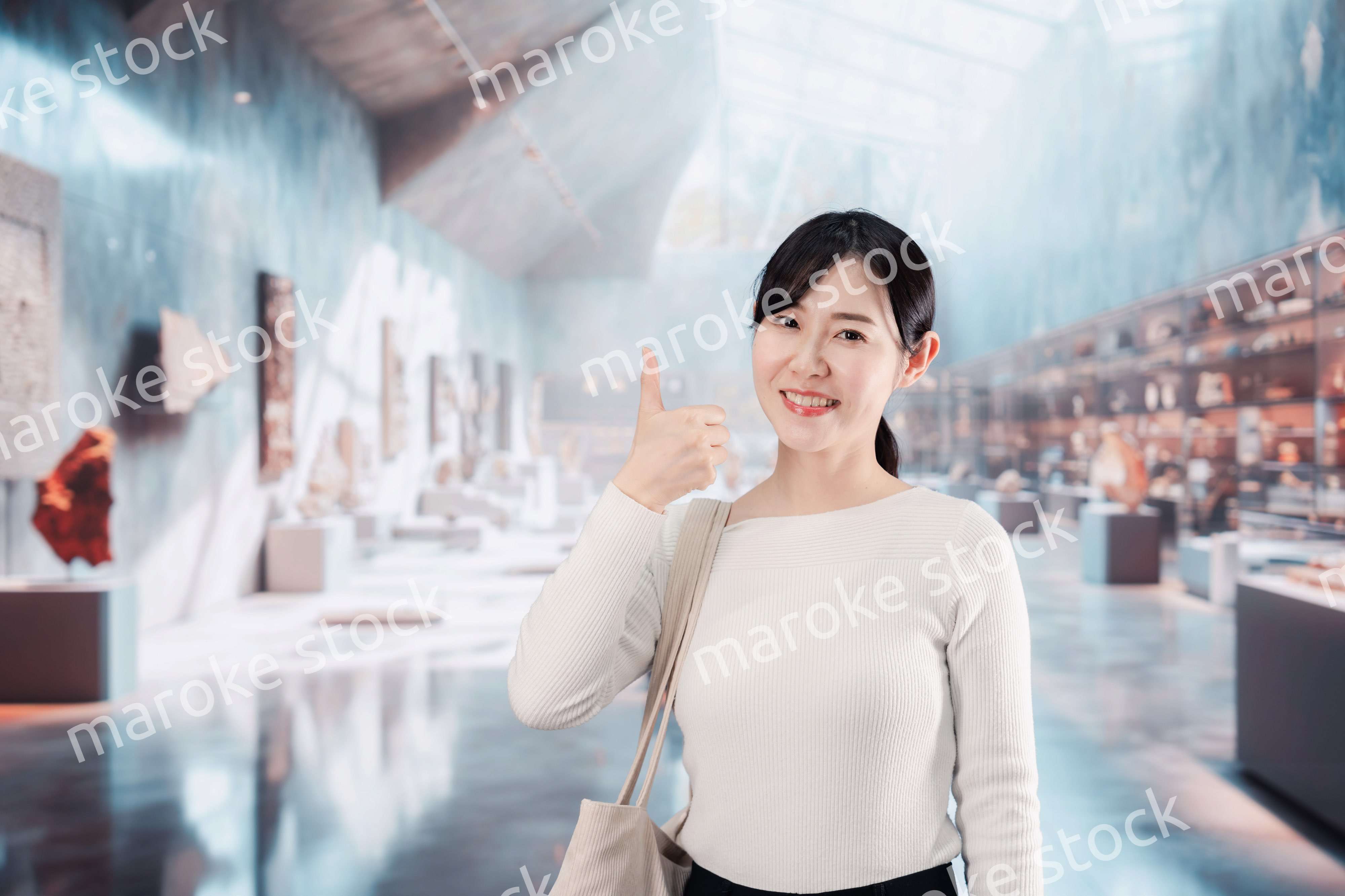 博物館を見学する若い女性