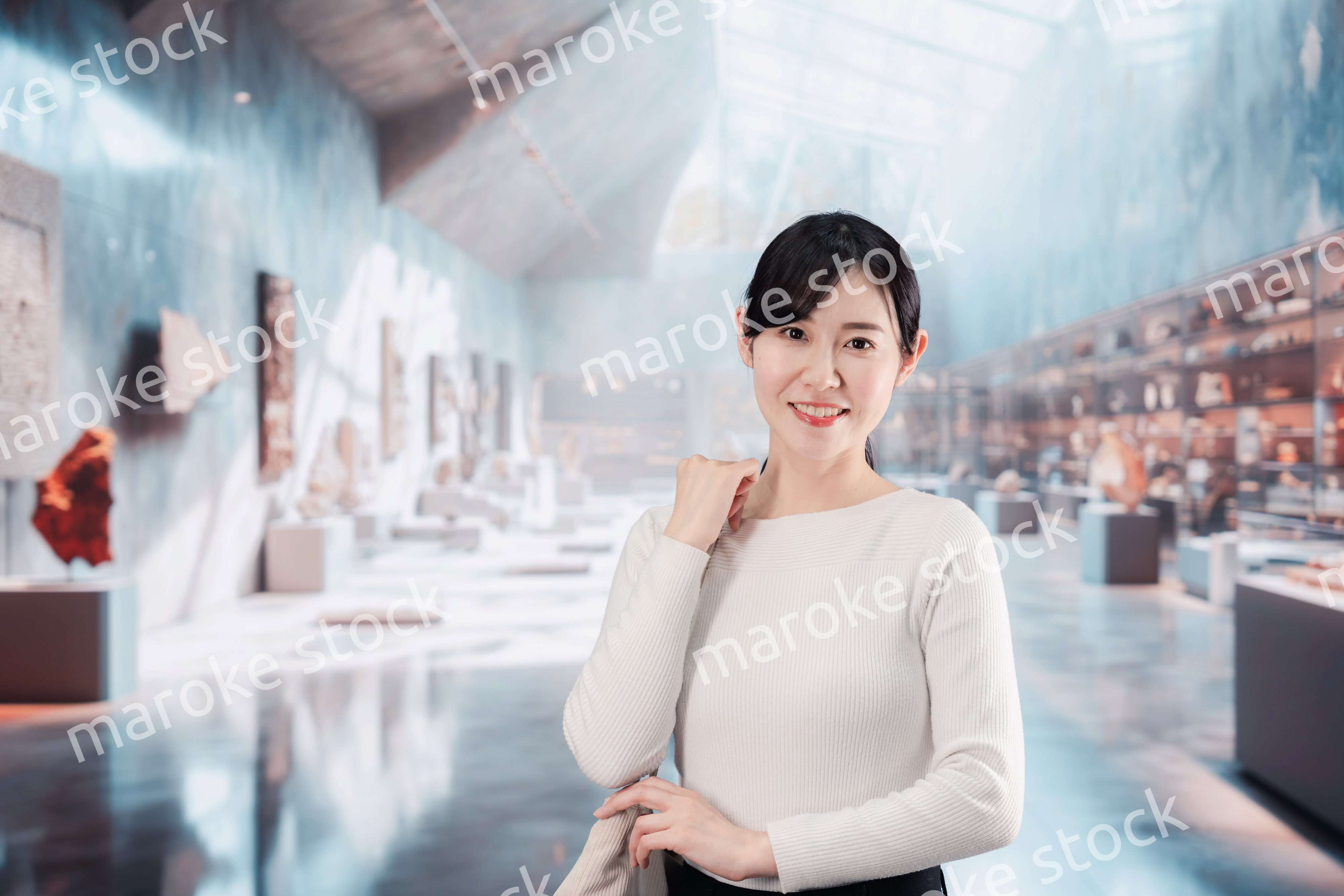 博物館を見学する若い女性