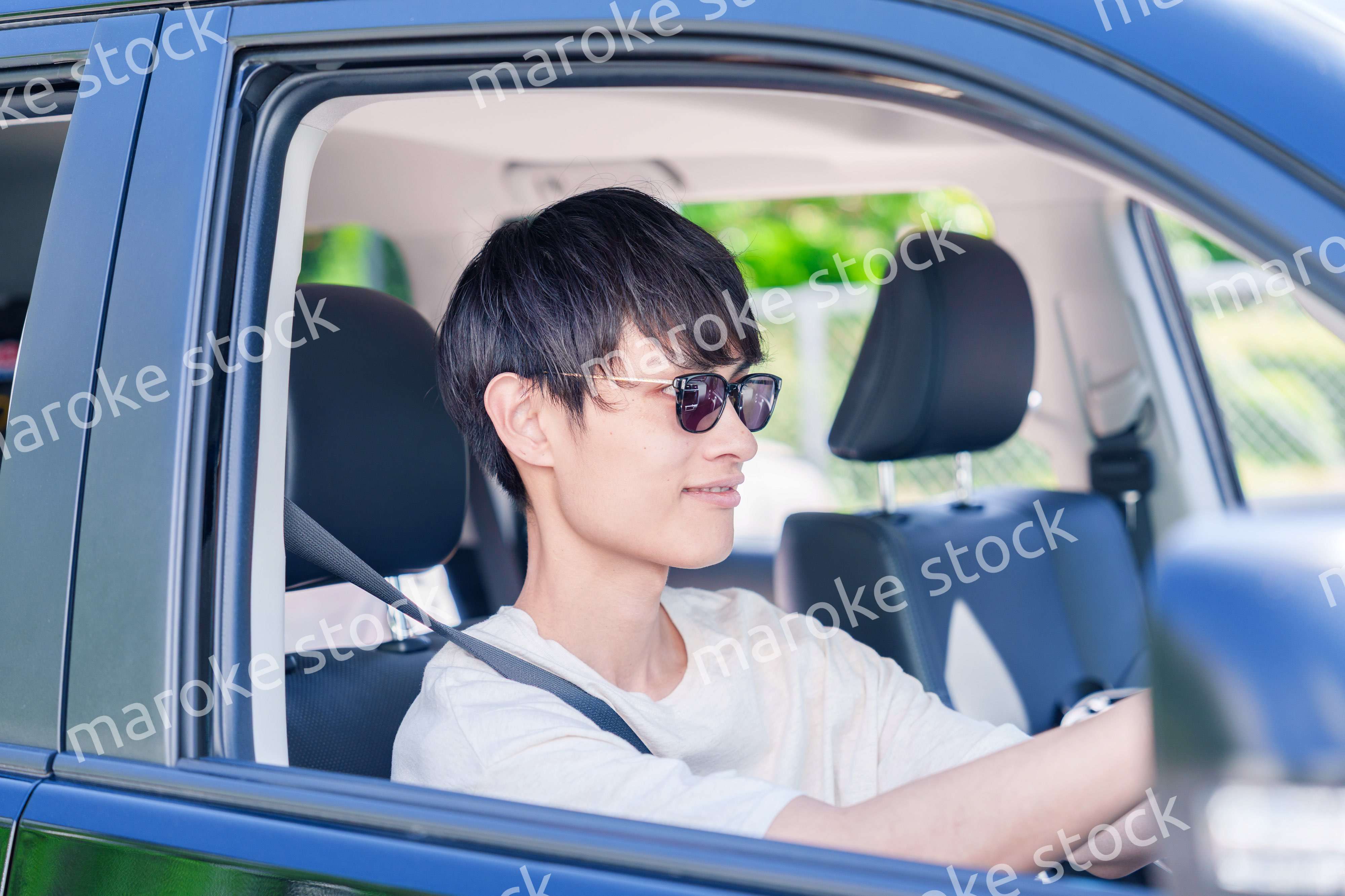 車のドライブを楽しむ若い男性