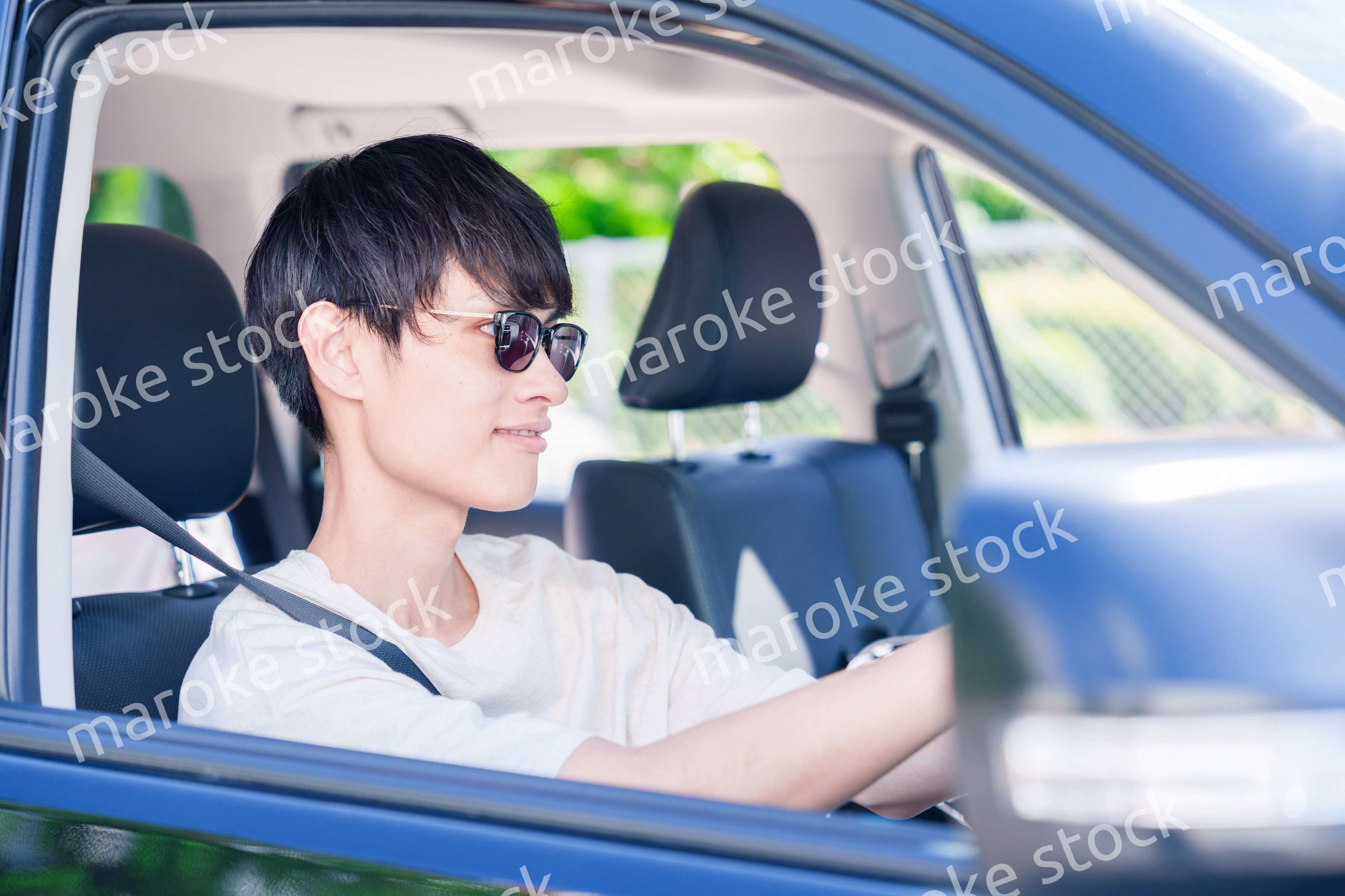 車のドライブを楽しむ若い男性