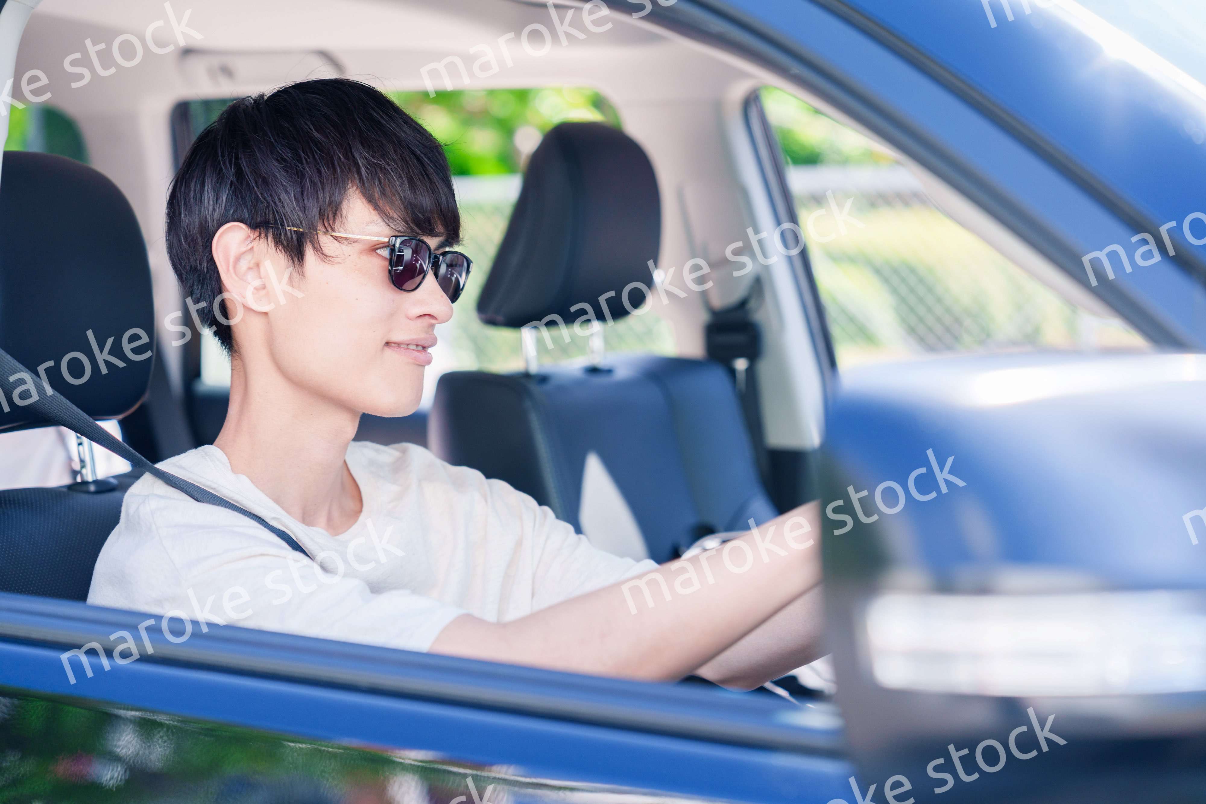 車のドライブを楽しむ若い男性