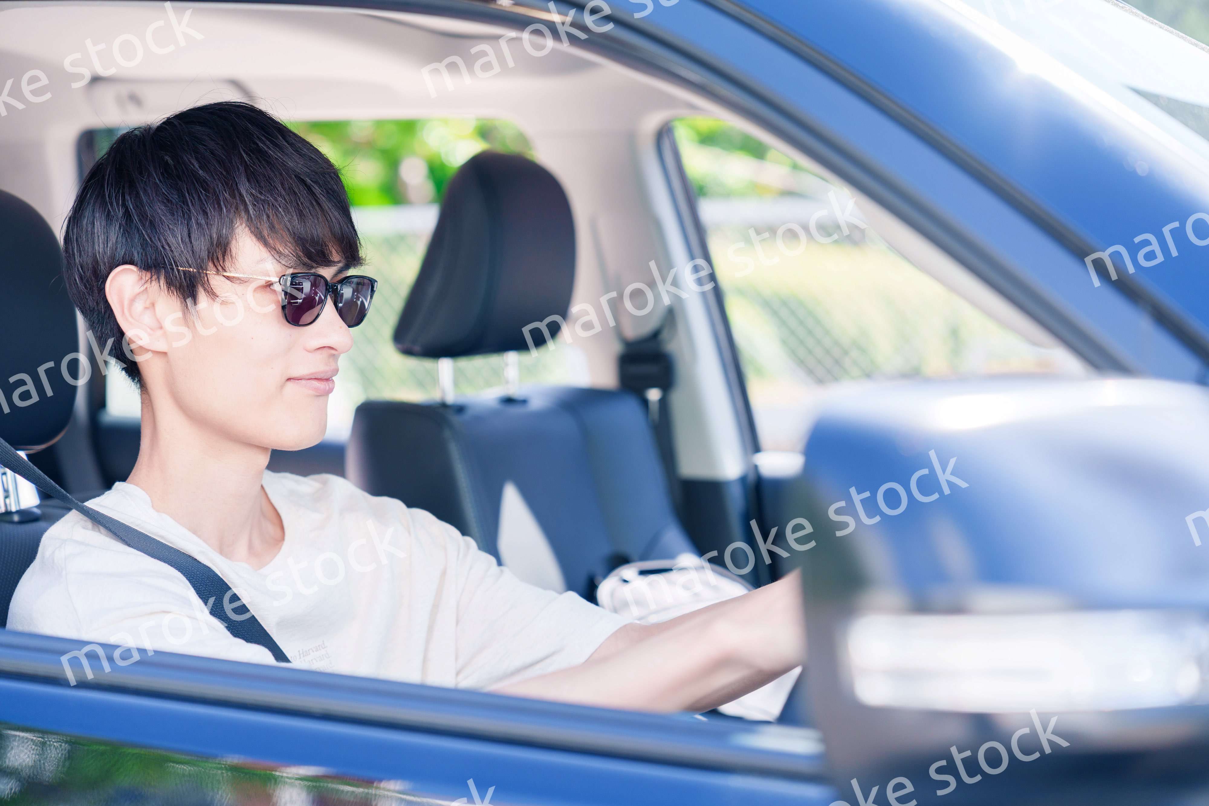 車のドライブを楽しむ若い男性