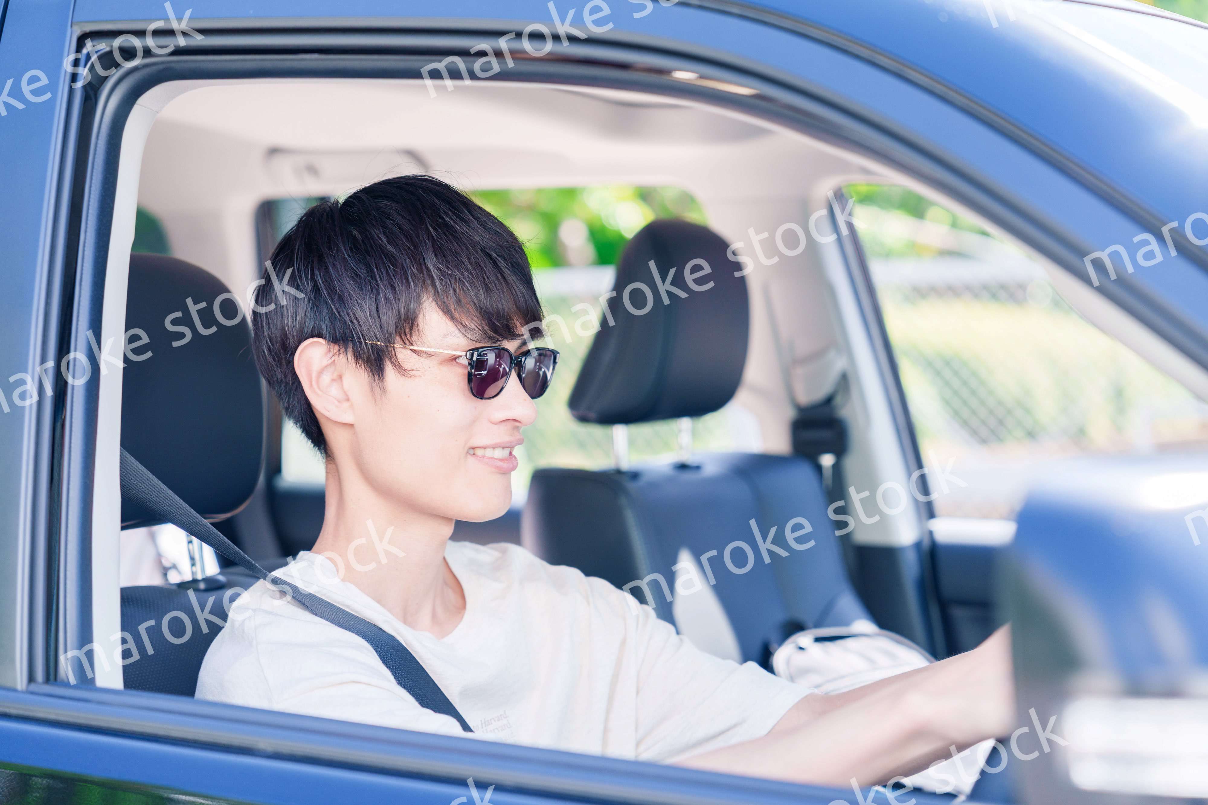 車のドライブを楽しむ若い男性